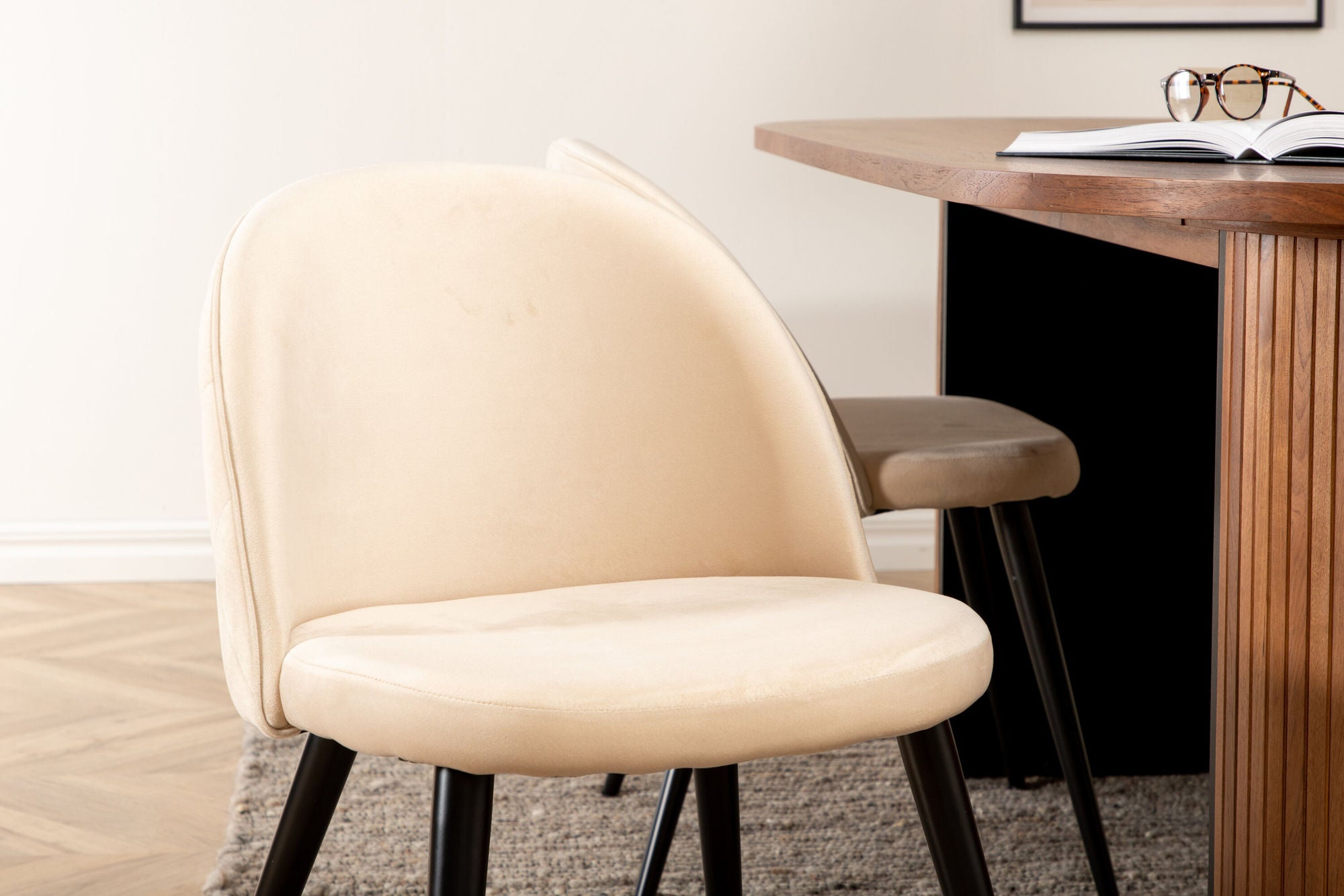 Venture Home Bianca Oval spisebord , Walnut Black Veneer+Velvet Stitches stol , Black Beige Velvet_4