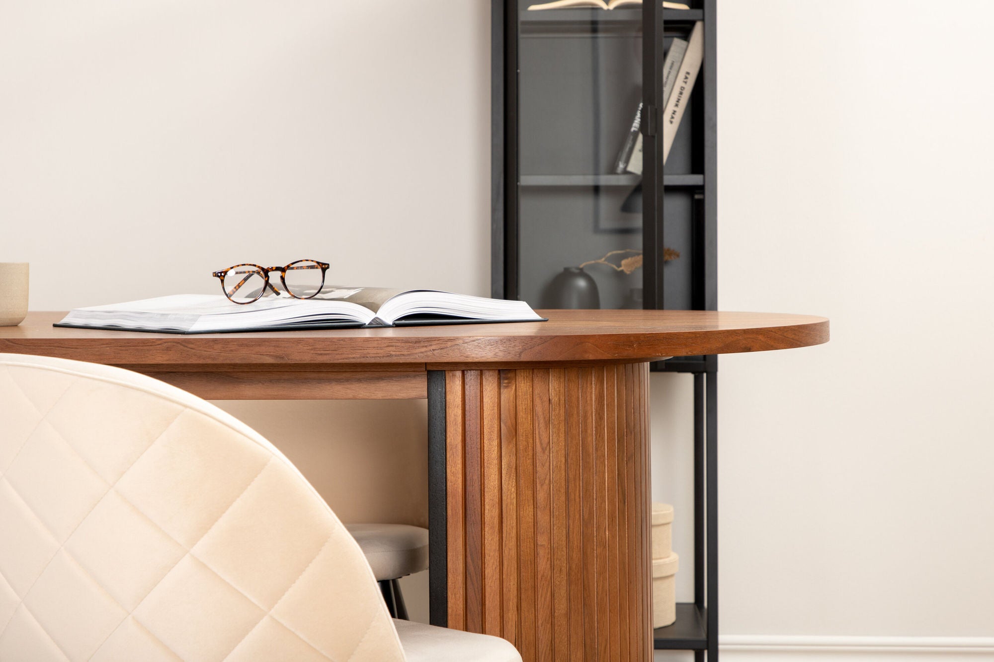 Venture Home Bianca Oval spisebord , Walnut Black Veneer+Velvet Stitches stol , Black Beige Velvet_4