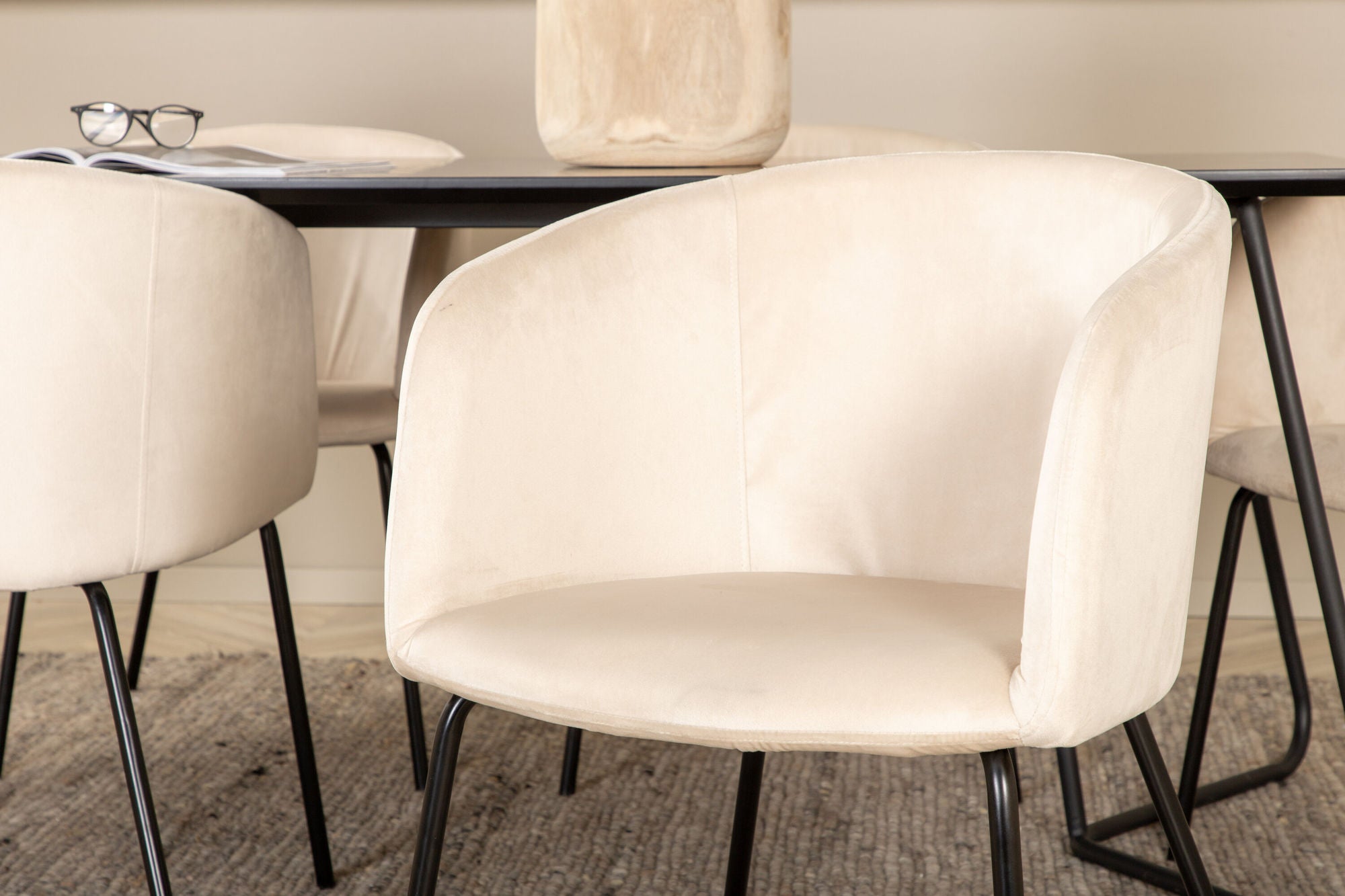 Venture Home Petra spisebord - Black / Black Veneer+Berit stol - Black / Beige Velvet_6