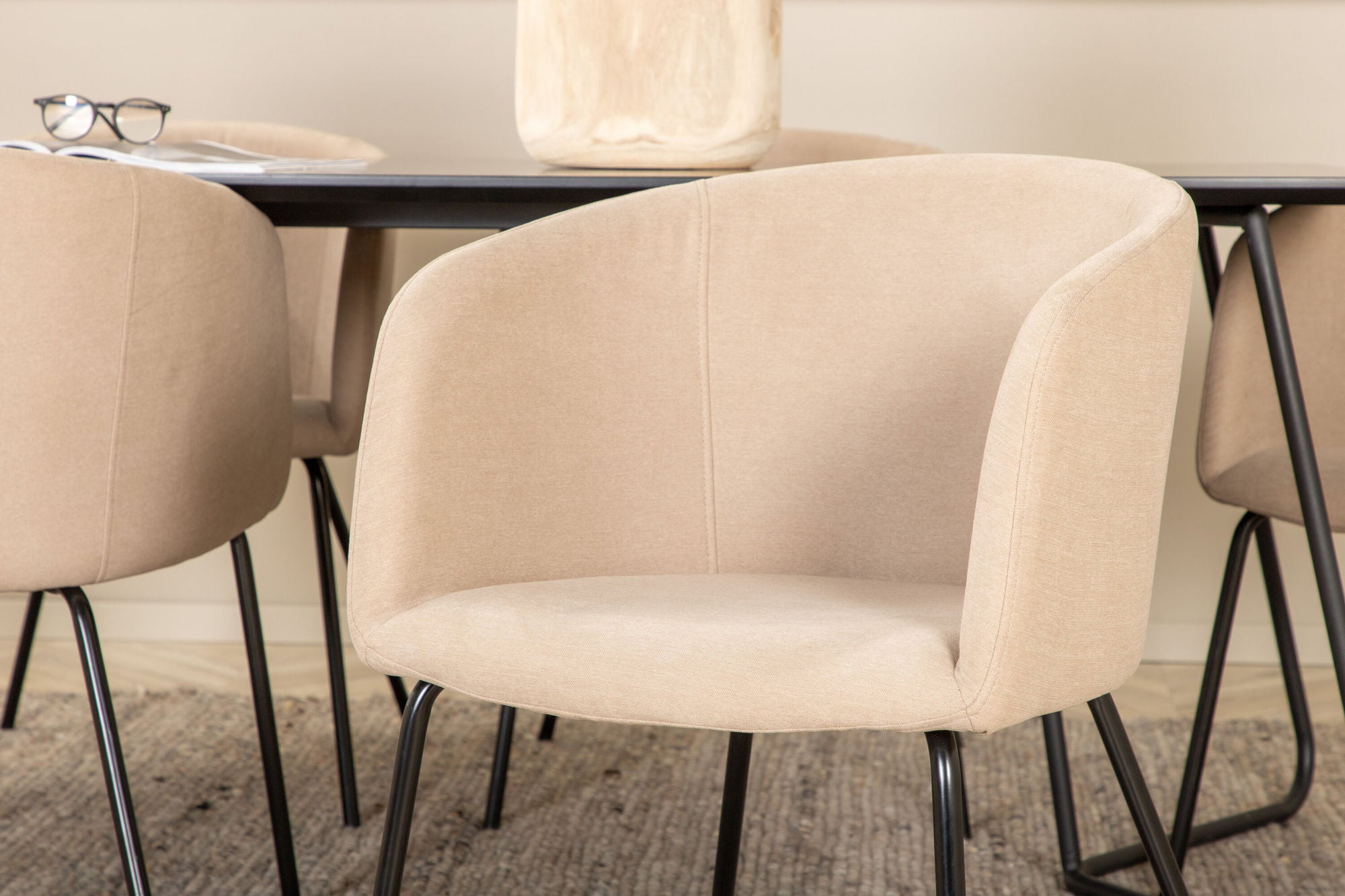 Venture Home Petra spisebord - Black / Black Veneer+Berit stol - Black / Beige Fabric (Polyester linen )_6