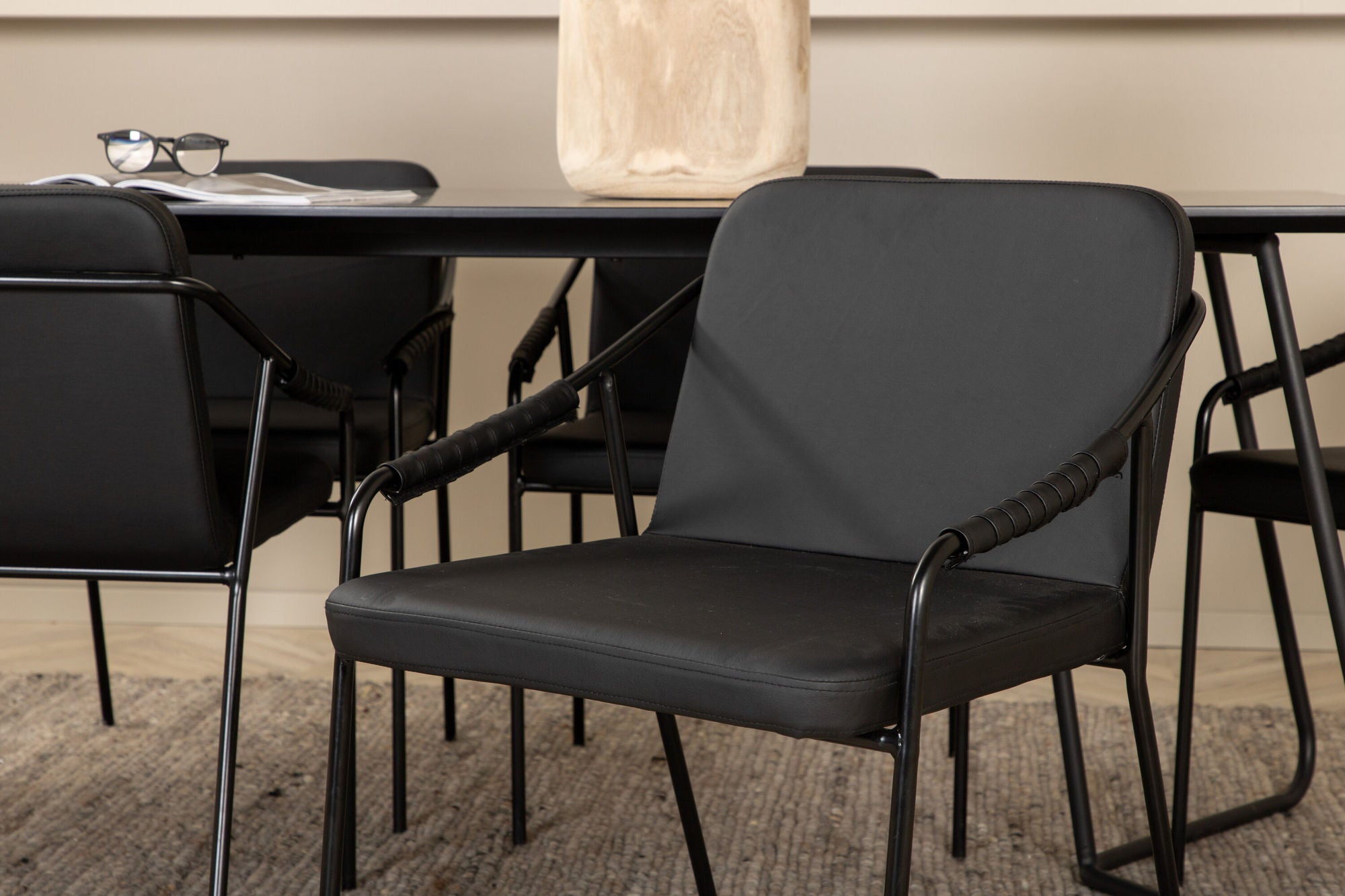 Venture Home Petra spisebord - Black / Black Veneer+Tvist stol - Black / Black PU_6