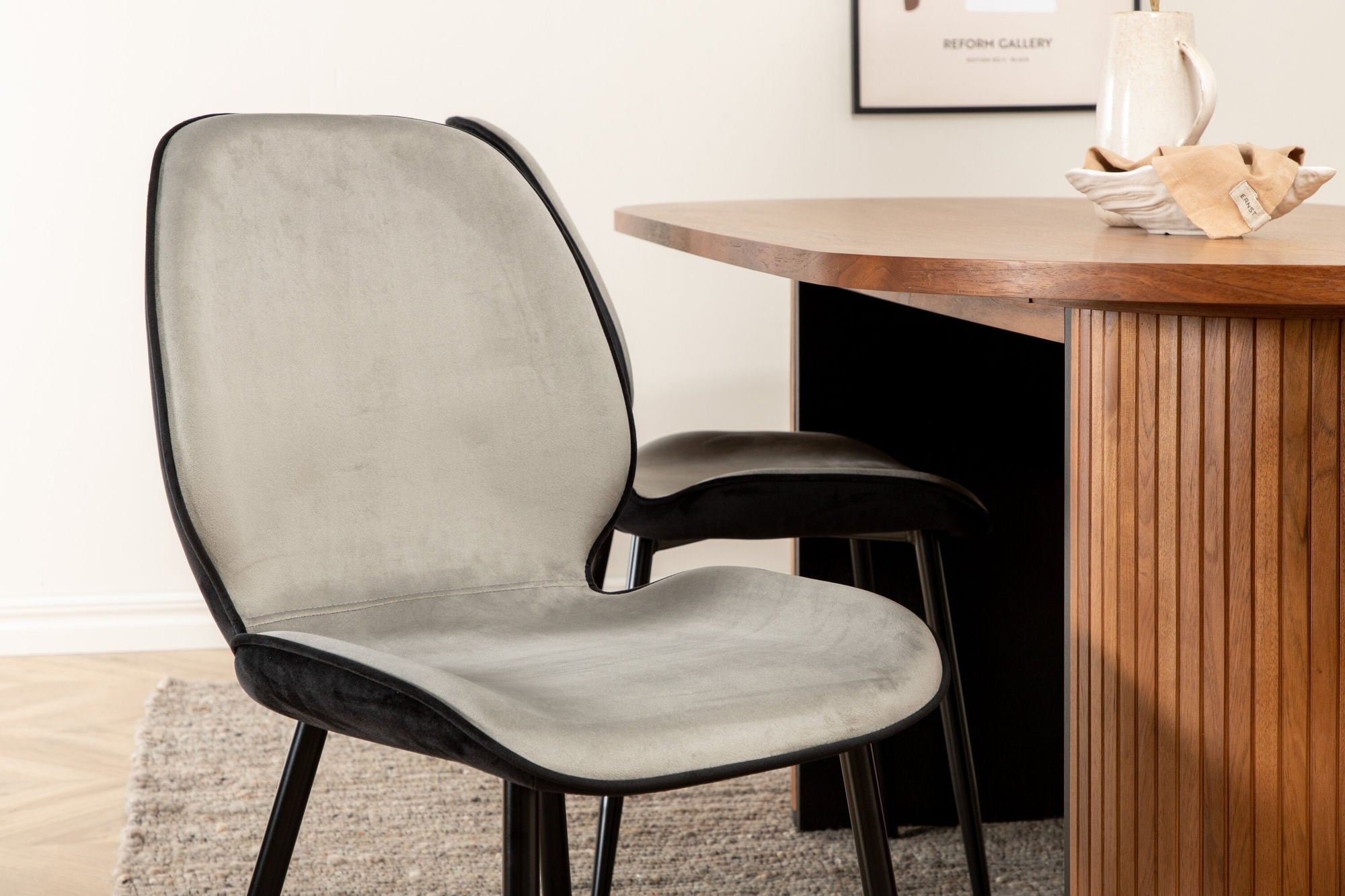 Venture Home Bianca Oval spisebord , Walnut Black Veneer+Emma stol , Black Black and Light Grey Black Velvet in Back Grey Velvet in front_4