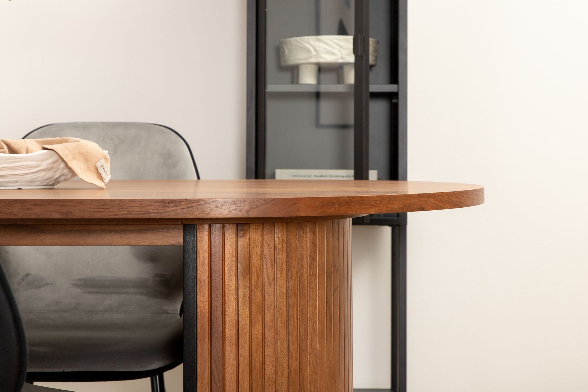 Venture Home Bianca Oval spisebord , Walnut Black Veneer+Emma stol , Black Black and Light Grey Black Velvet in Back Grey Velvet in front_4