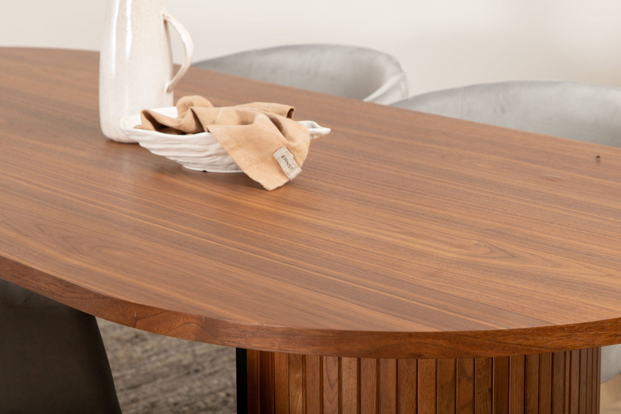 Venture Home Bianca Oval spisebord , Walnut Black Veneer+Berit stol , Black Light Grey Velvet_4