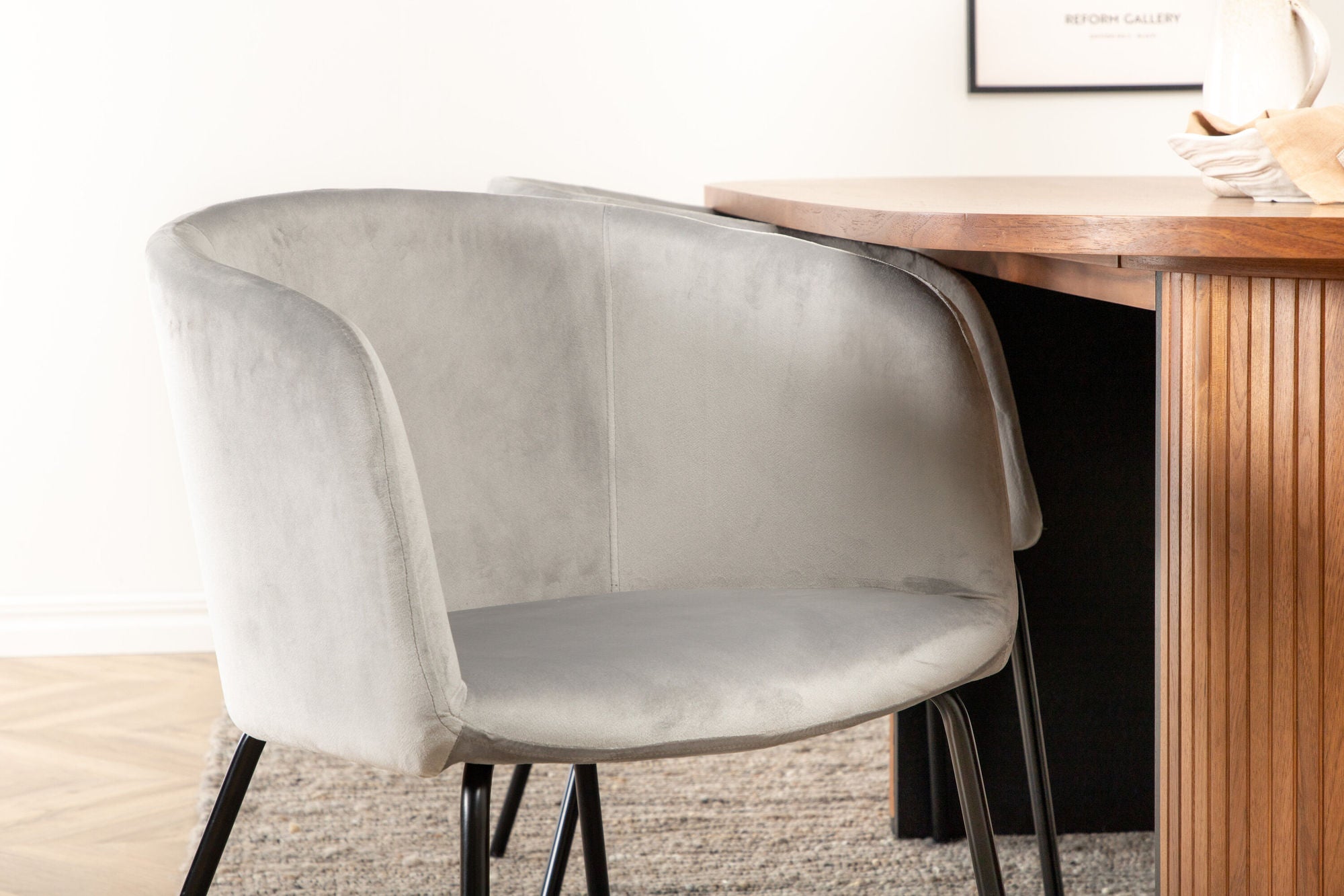 Venture Home Bianca Oval spisebord , Walnut Black Veneer+Berit stol , Black Light Grey Velvet_4