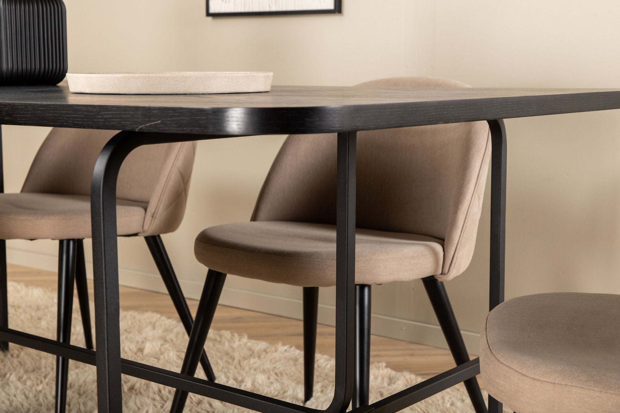 Venture Home Uno spisebord - Black / Black Veneer+Velvet Stitches stol - Black / Beige Fabric (Polyester linen )_6