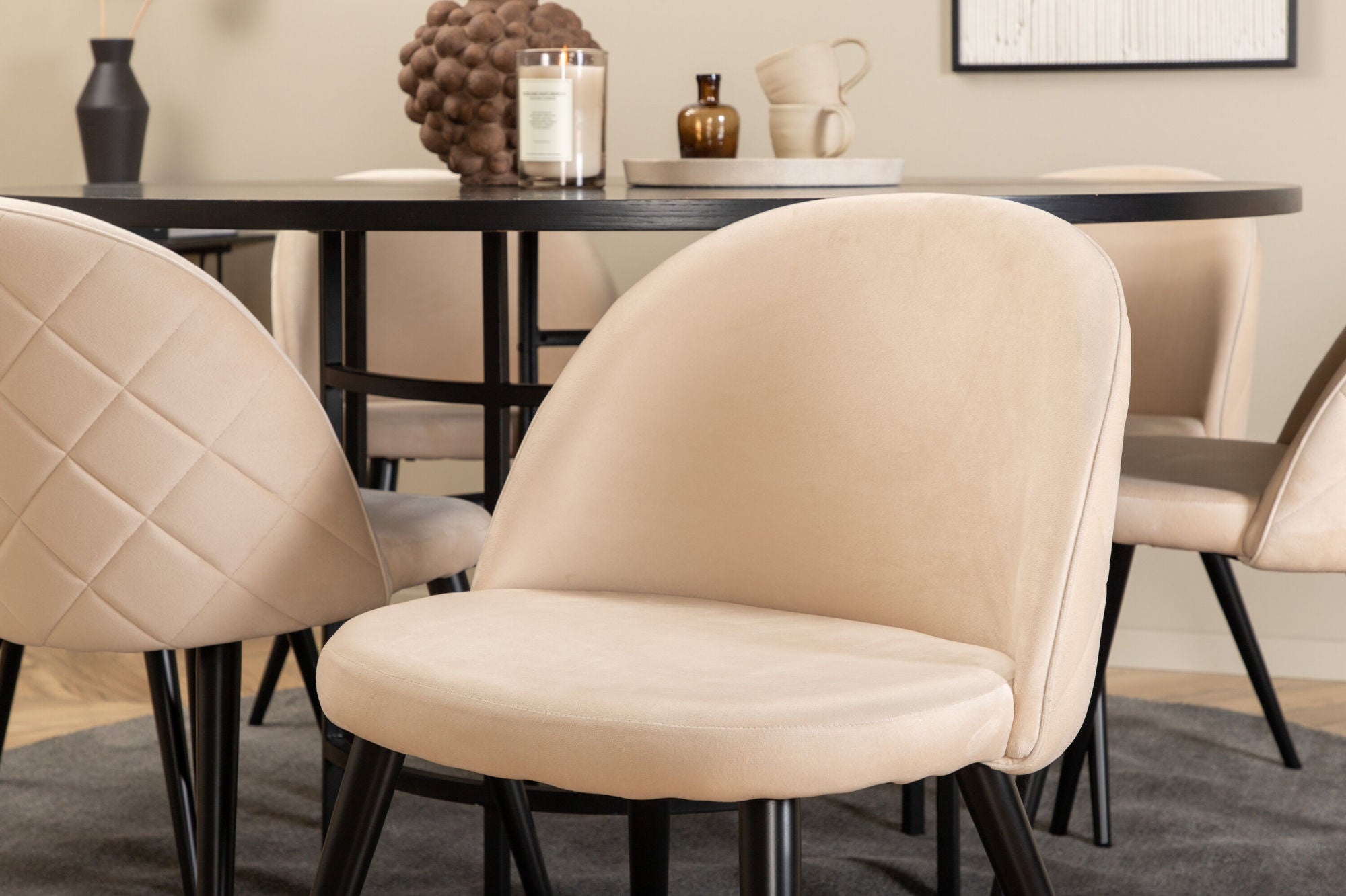 Venture Home Copenhagen - spisebord round - Black / Black+Velvet Stitches stol - Black / Beige Velvet_6