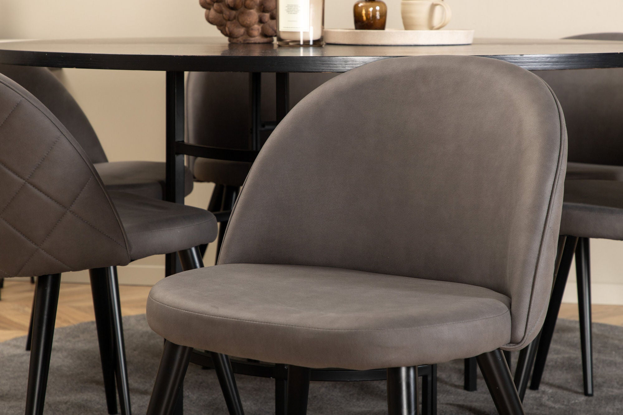 Venture Home Copenhagen - spisebord round - Black / Black+Velvet Stitches stol - Black / Grey Micro Fibre_6