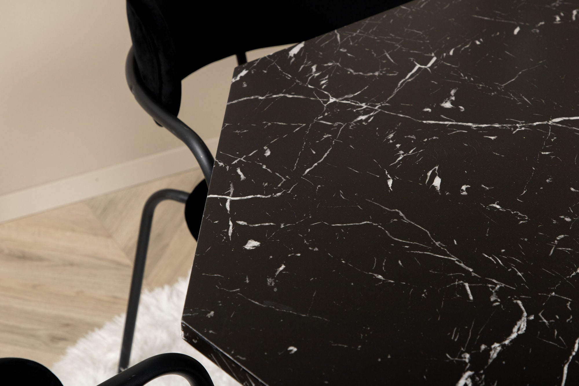 Venture Home Marbs rund spisebord , Black Black Glass Marble+Arrow armchair , Black Legs , Black Velvet_4