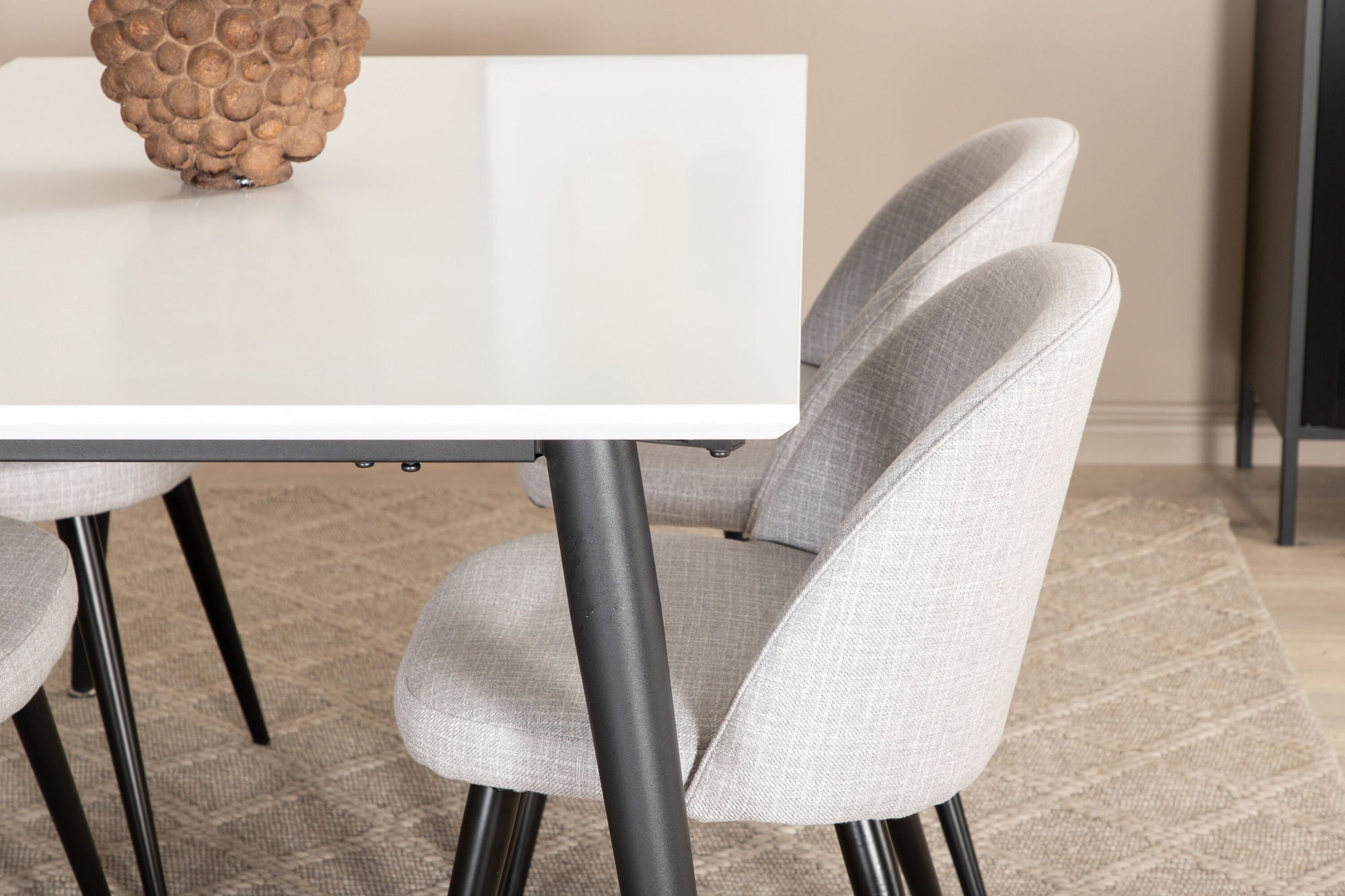 Venture Home Jimmy spisebord , Black White HPL+Velvet Dining Chiar , Black legs , Light GreyFabric_4