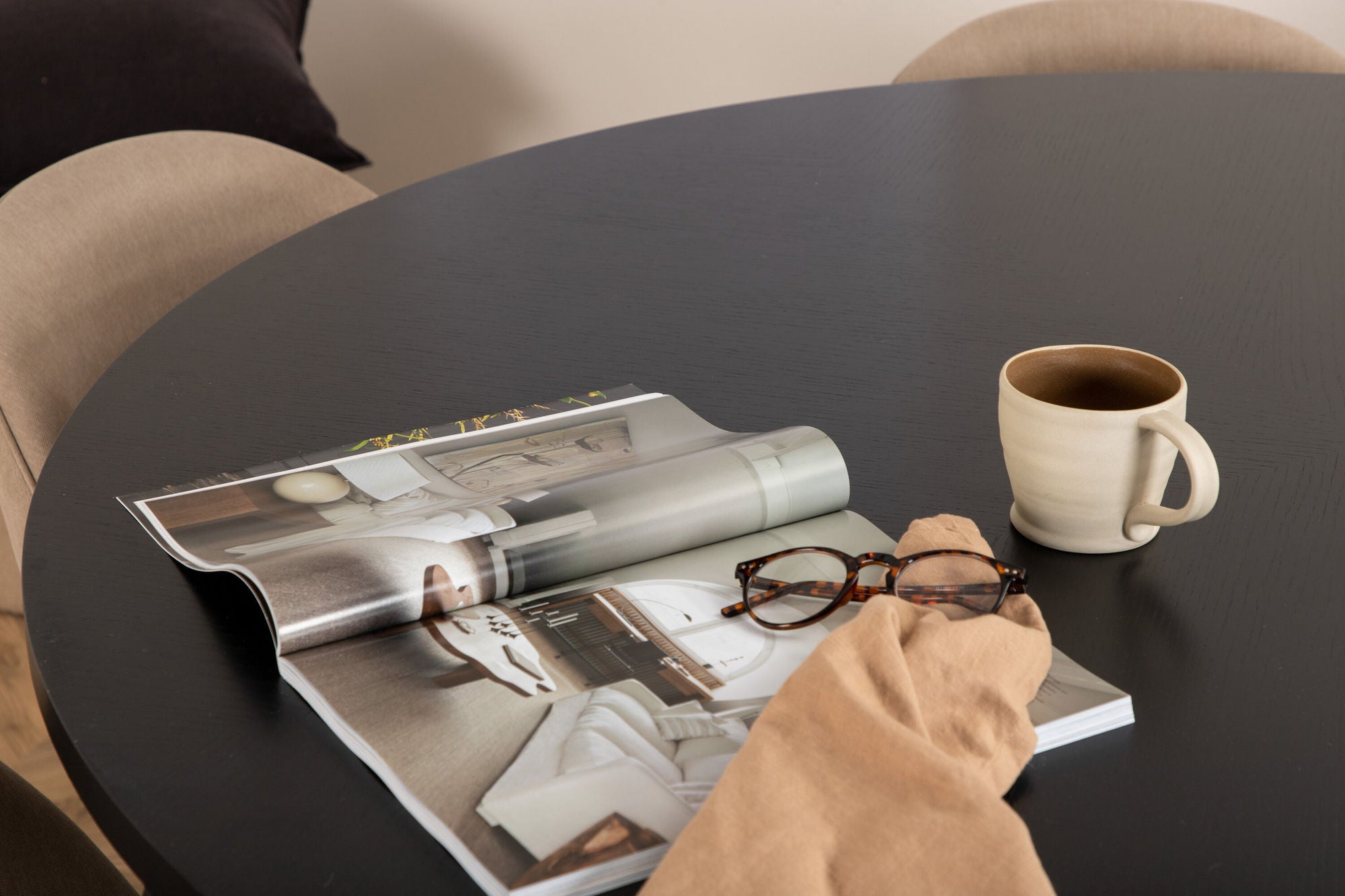 Venture Home Copenhagen - spisebord round - Black / Black+Velvet Stitches stol - Black / Beige Fabric (Polyester linen )_6