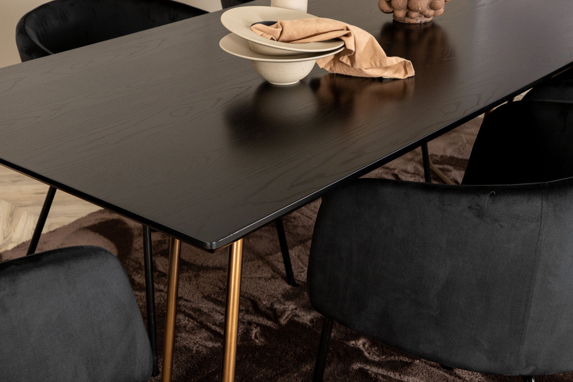 Venture Home Petra spisebord , Distressed Copper Black Veneer+Berit stol , Black Black Velvet_6