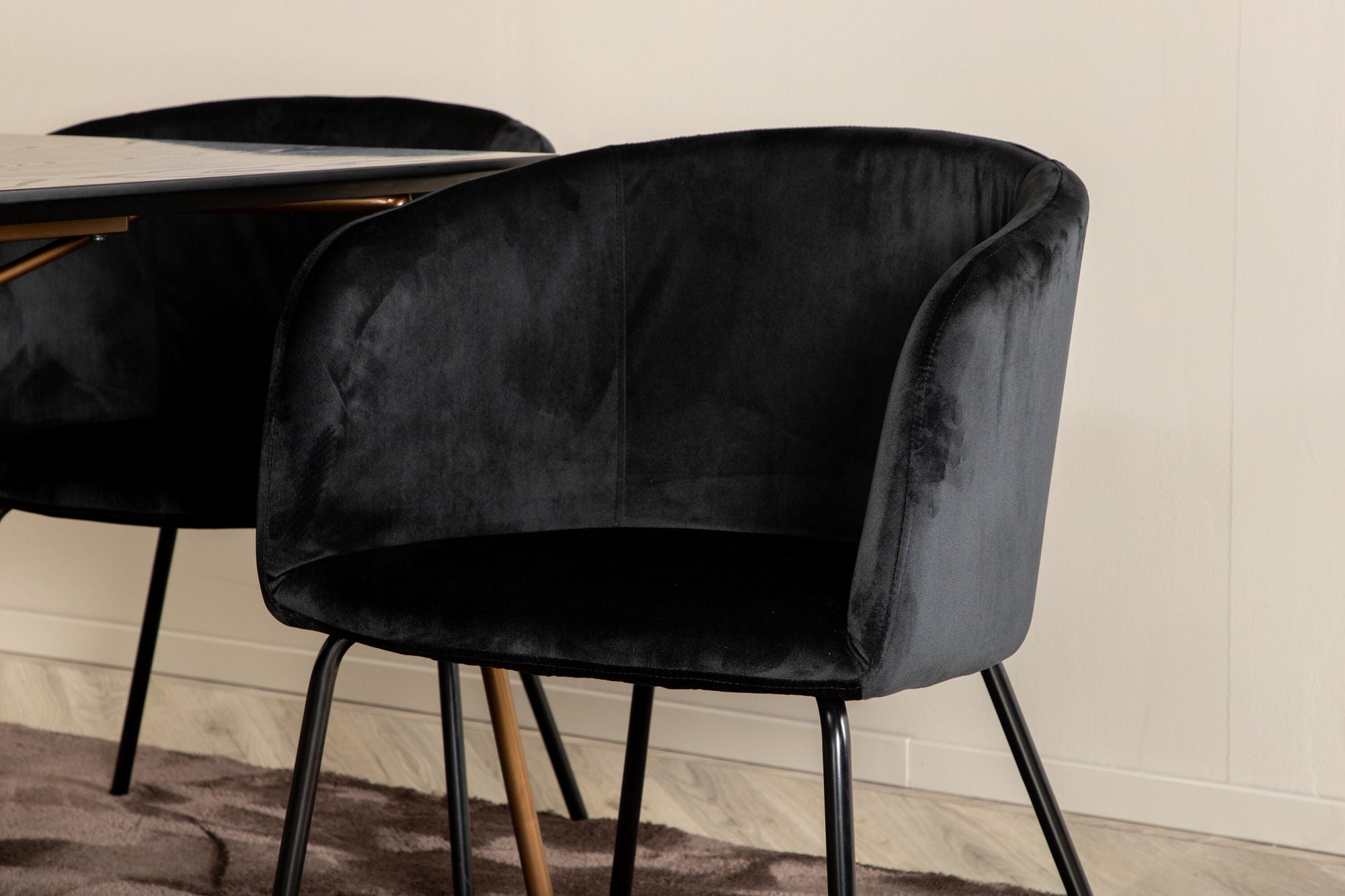 Venture Home Petra spisebord , Distressed Copper Black Veneer+Berit stol , Black Black Velvet_6