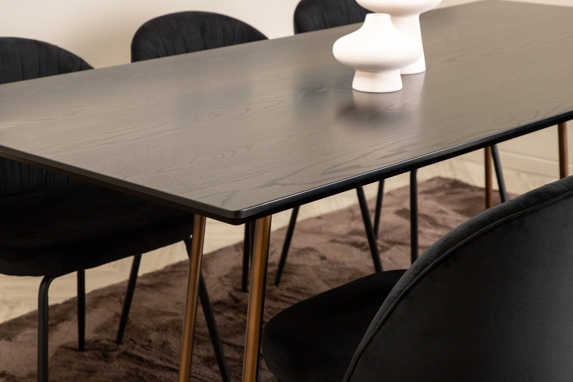 Venture Home Petra spisebord , Distressed Copper Black Veneer+Wrinkles Spisebordsstol , Black Legs , Black Velvet_6