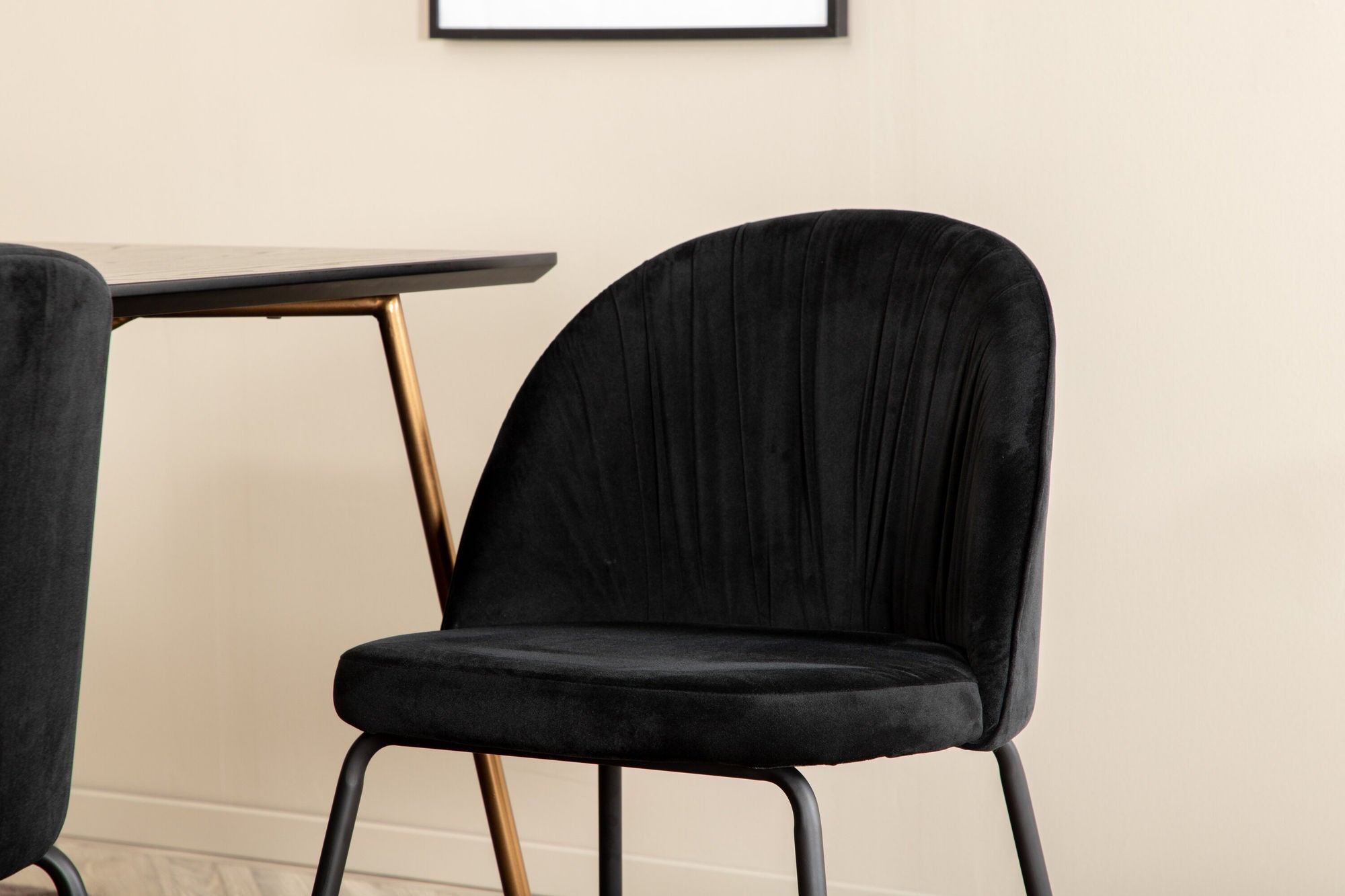 Venture Home Petra spisebord , Distressed Copper Black Veneer+Wrinkles Spisebordsstol , Black Legs , Black Velvet_6