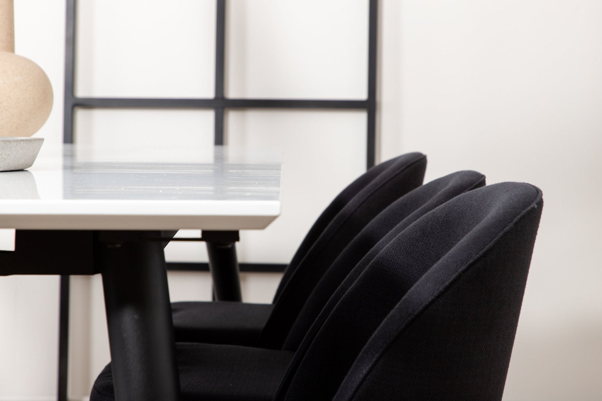 Venture Home Jimmy spisebord , Black White HPL+Velvet Dining Chiar , Black legs, Black Fabric_6