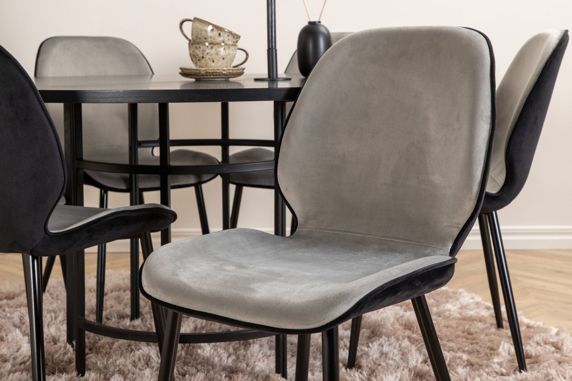 Venture Home Copenhagen - spisebord round - Black / Black+Emma stol - Black / Black and Light Grey Black Velvet in Back Grey Velvet in front_6