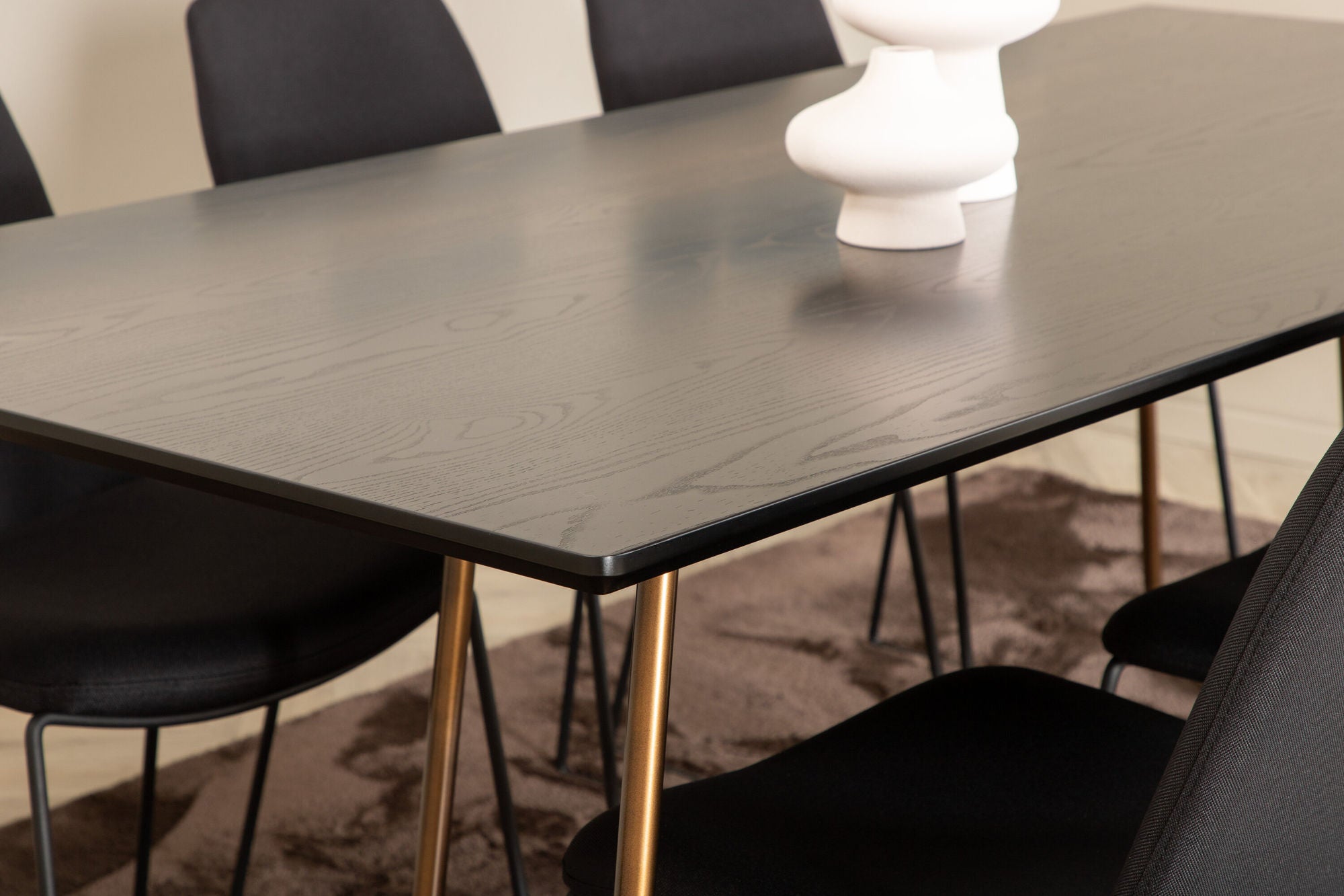 Venture Home Petra spisebord , Distressed Copper Black Veneer+Muce Spisebordsstol , Black Legs , Black Fabric_6