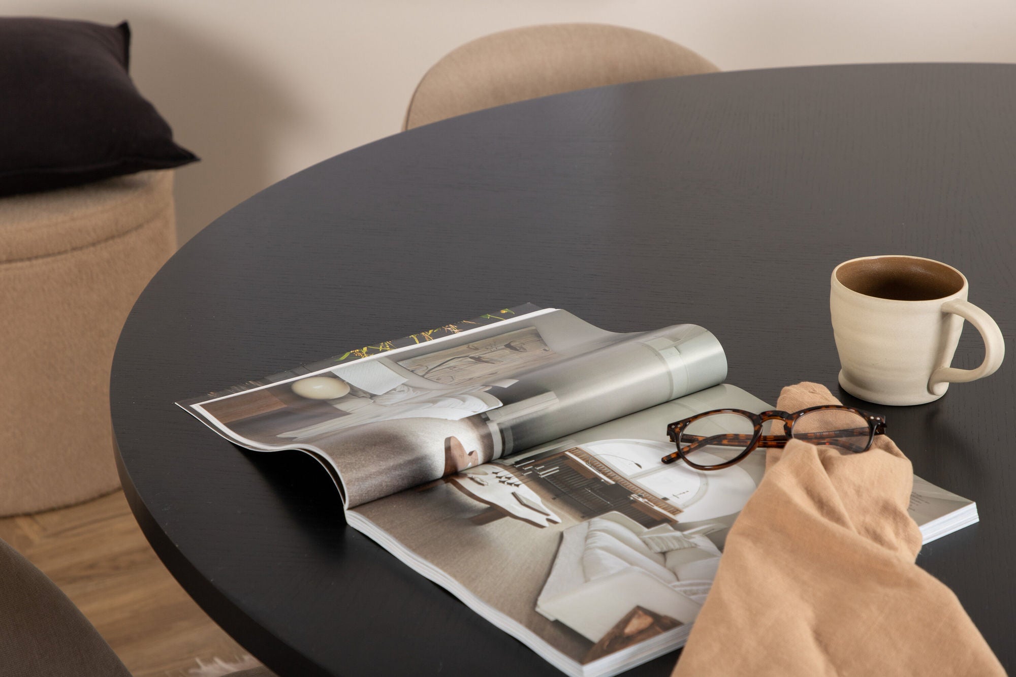 Venture Home Copenhagen - spisebord round - Black / Black+Velvet Stitches stol - Black / Beige Fabric (Polyester linen )_4