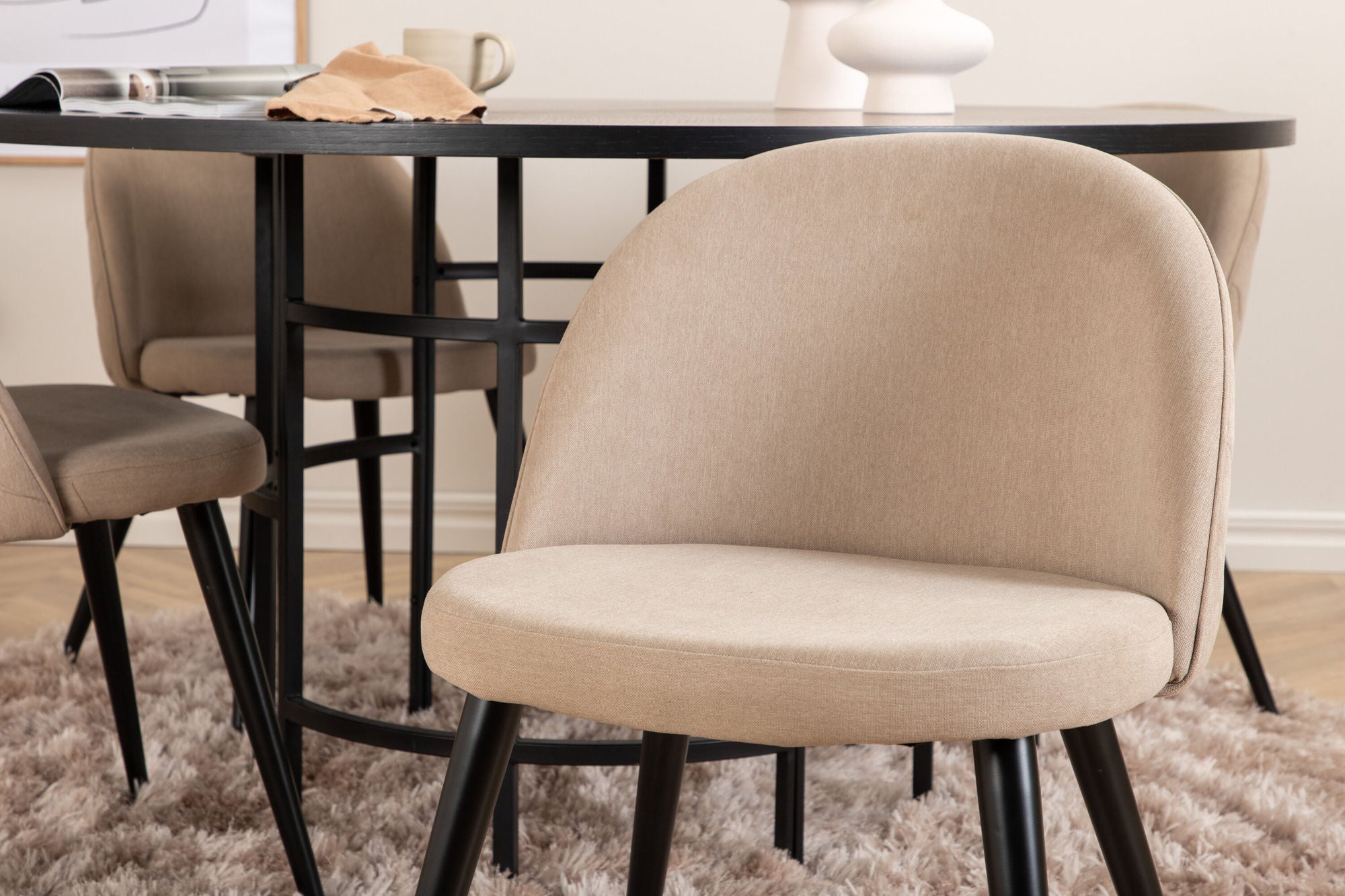 Venture Home Copenhagen - spisebord round - Black / Black+Velvet Stitches stol - Black / Beige Fabric (Polyester linen )_4