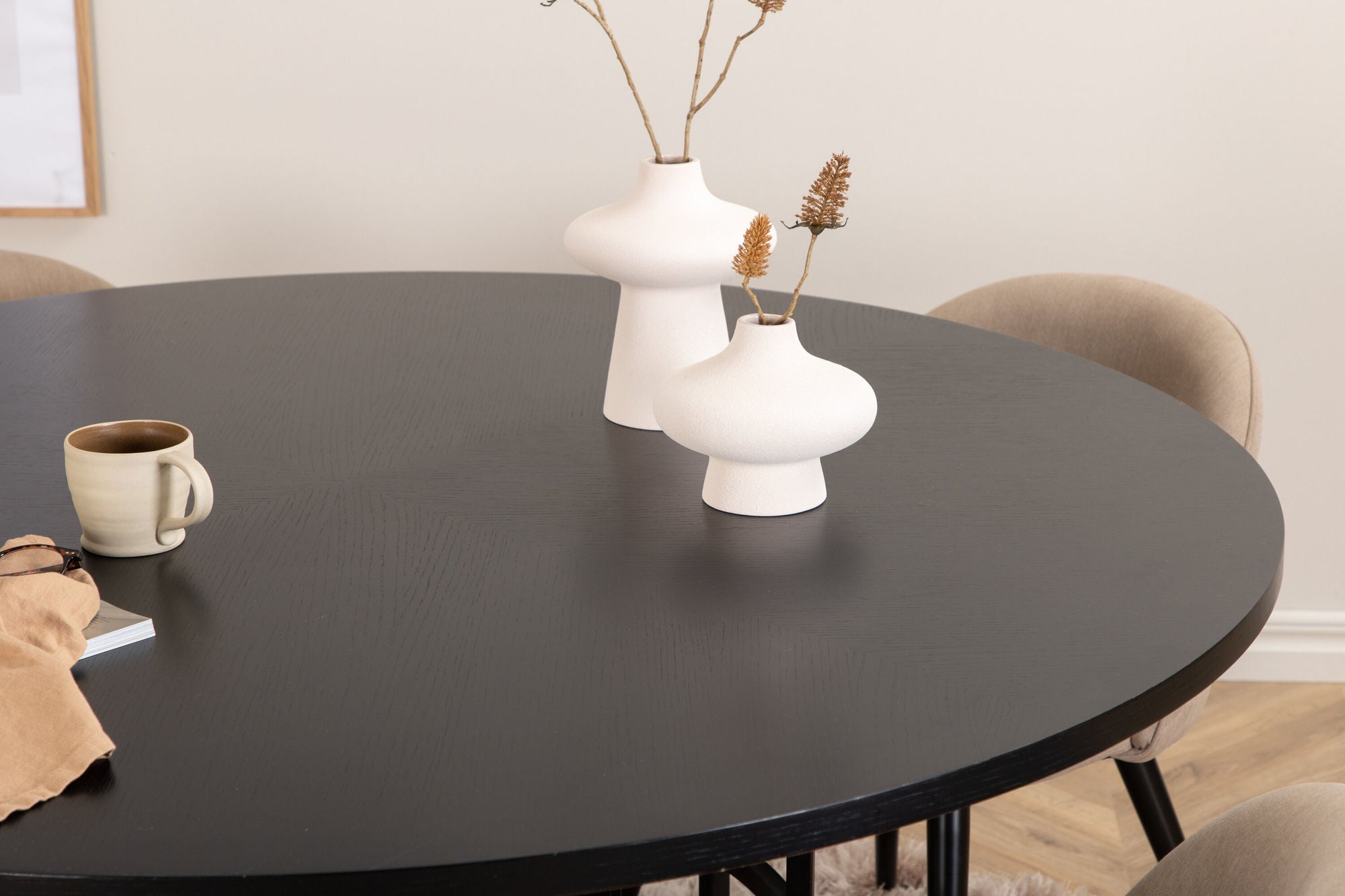 Venture Home Copenhagen - spisebord round - Black / Black+Velvet Stitches stol - Black / Beige Fabric (Polyester linen )_4