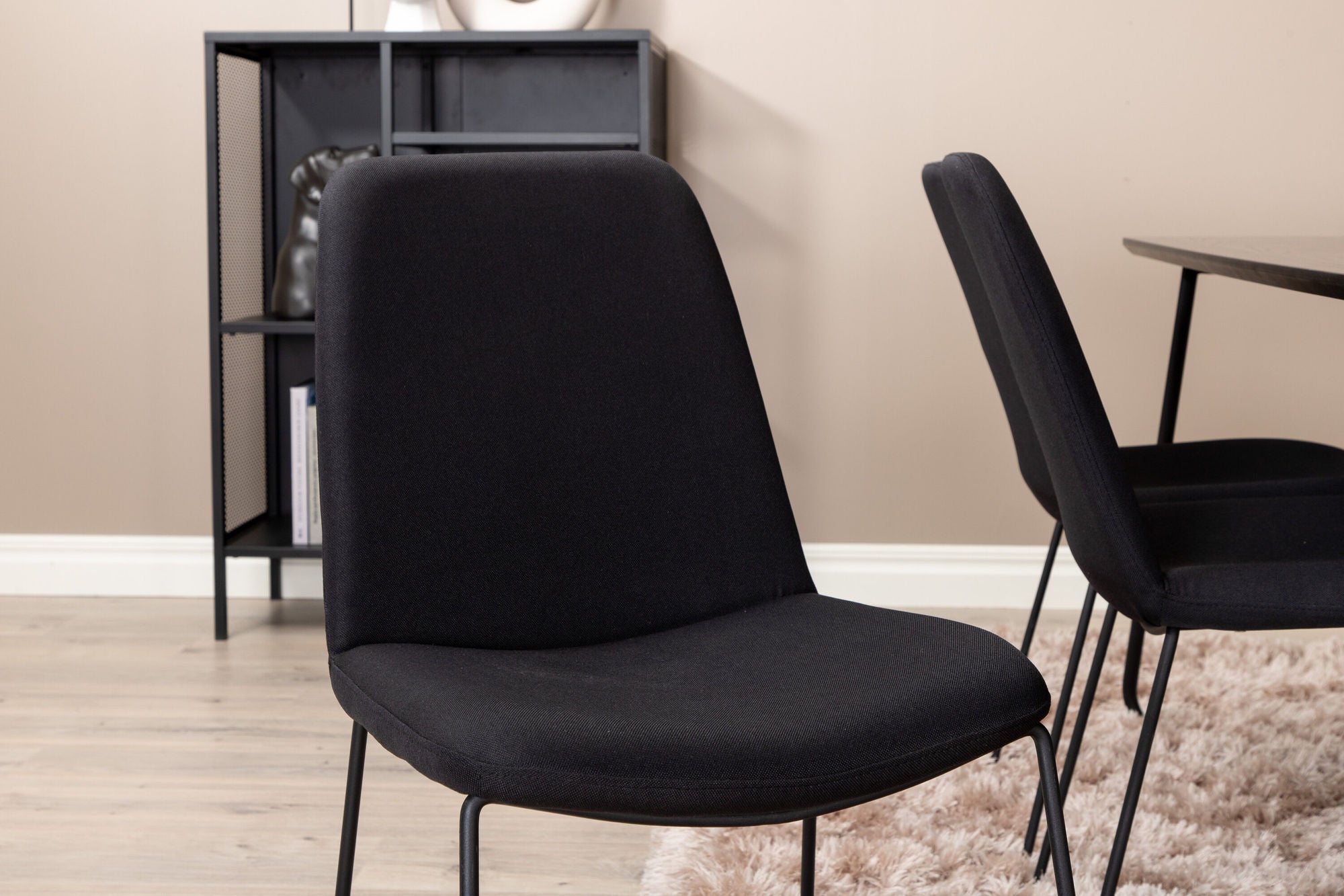 Venture Home Petra spisebord , Black Black Veneer+Muce Spisebordsstol , Black Legs , Black Fabric_6