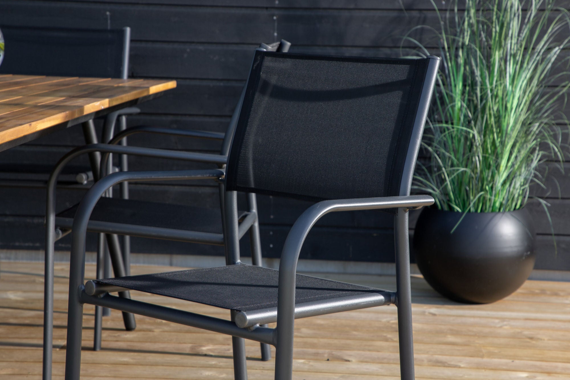 Venture Home Chan spisebord - Black Steel / Acacia (teak look) - 200cm+Santorini Arm stol (Stackable) - Black alu / Black Textilene_6