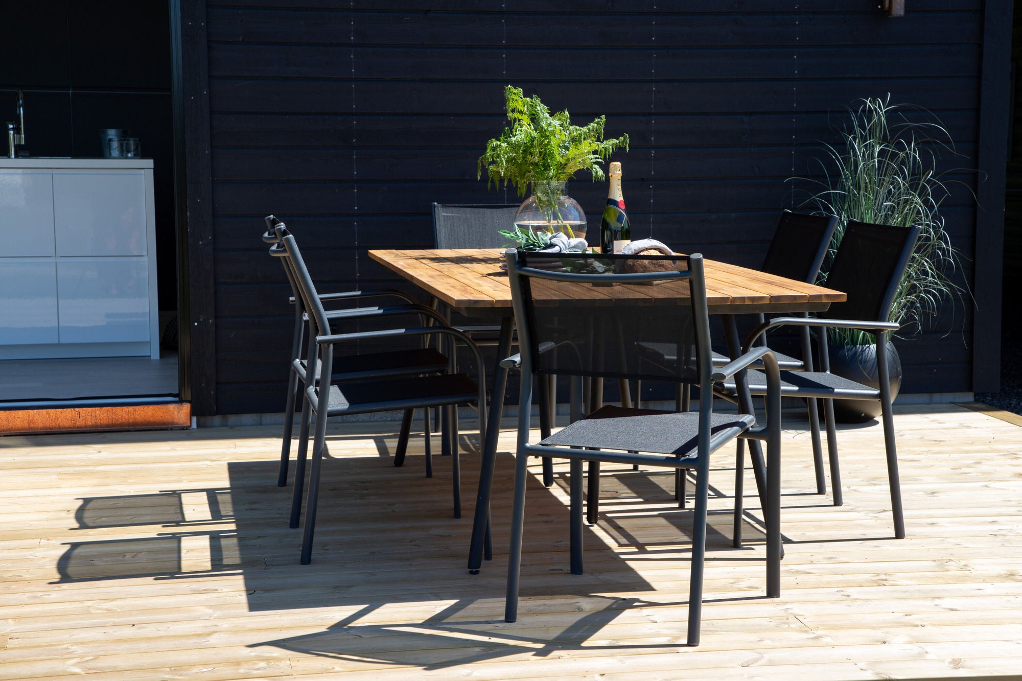 Venture Home Chan spisebord - Black Steel / Acacia (teak look) - 200cm+Santorini Arm stol (Stackable) - Black alu / Black Textilene_6