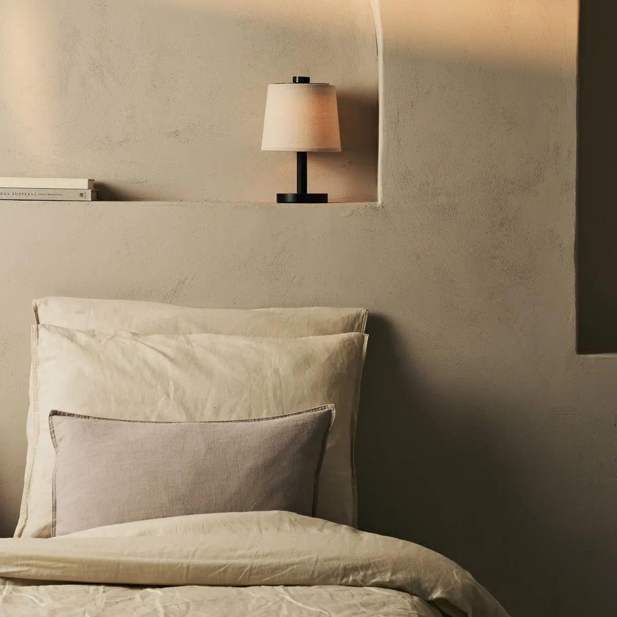 Rover sort genopladelig træ bordlampe
