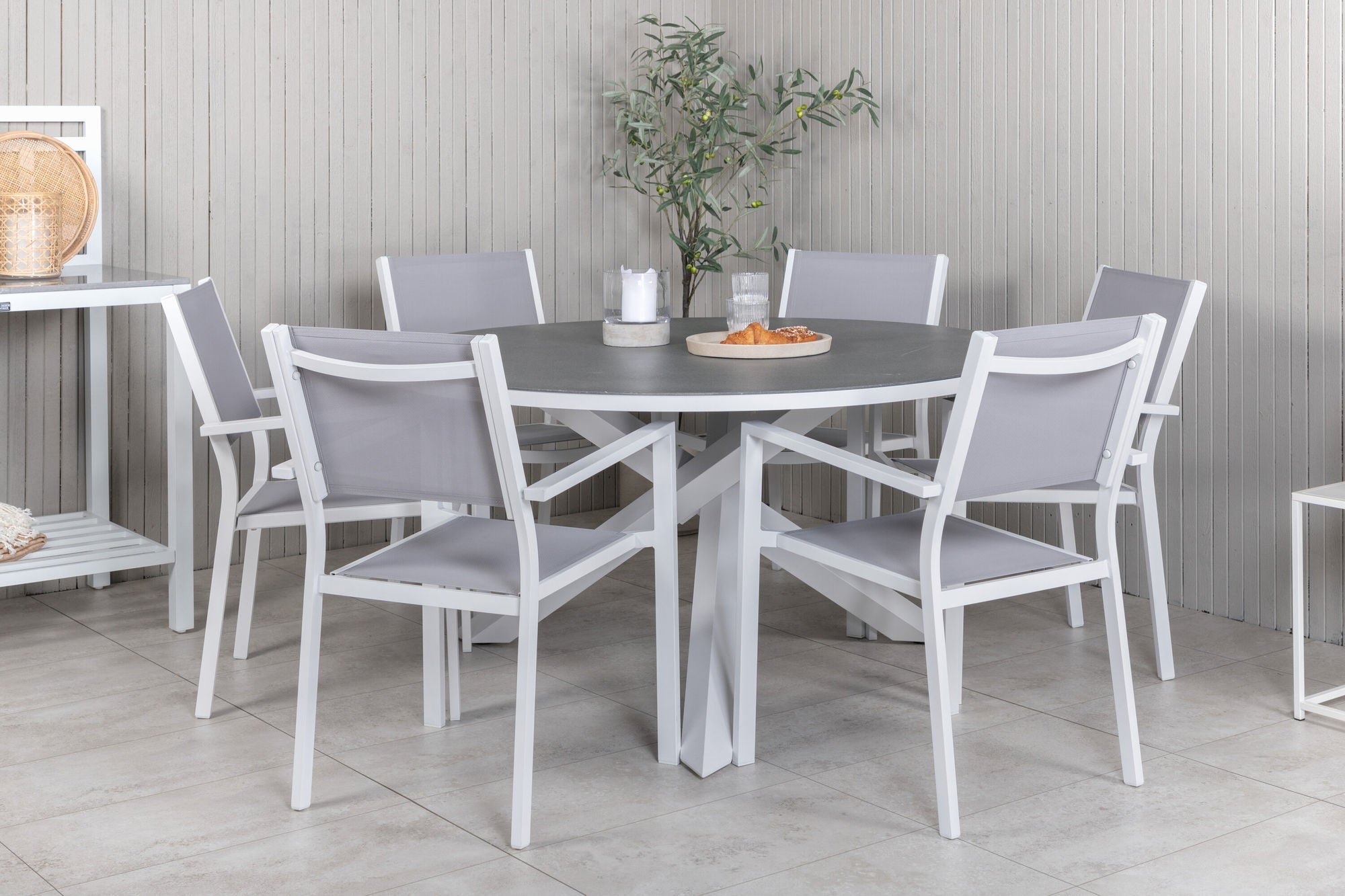 Venture Home Copacabana spisebord ø140 - White Alu / Sprayglass+Copacabana Arm stol (stackable) - White Alu / Grey Textilene_6