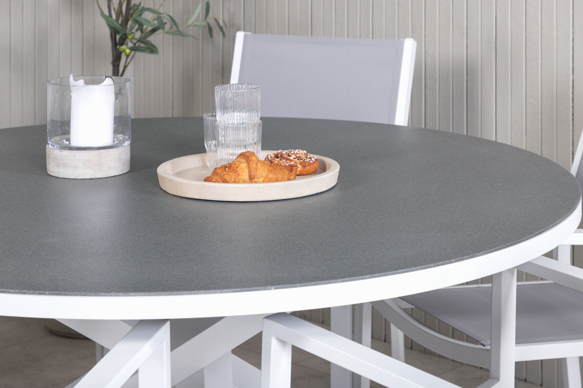 Venture Home Copacabana spisebord ø140 - White Alu / Sprayglass+Copacabana Arm stol (stackable) - White Alu / Grey Textilene_6