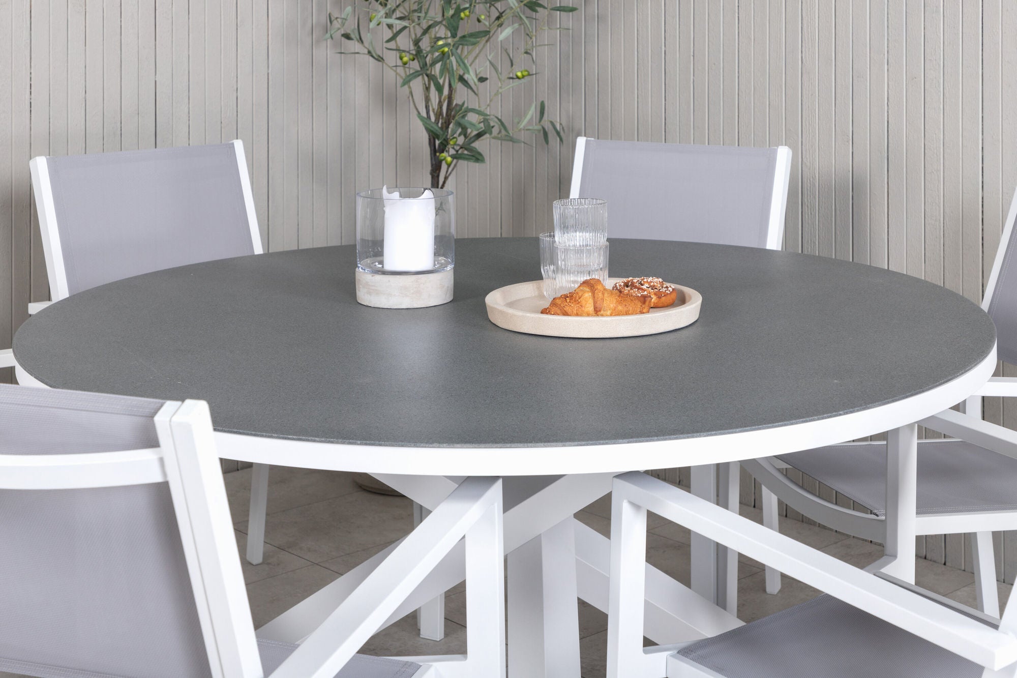 Venture Home Copacabana spisebord ø140 - White Alu / Sprayglass+Copacabana Arm stol (stackable) - White Alu / Grey Textilene_6
