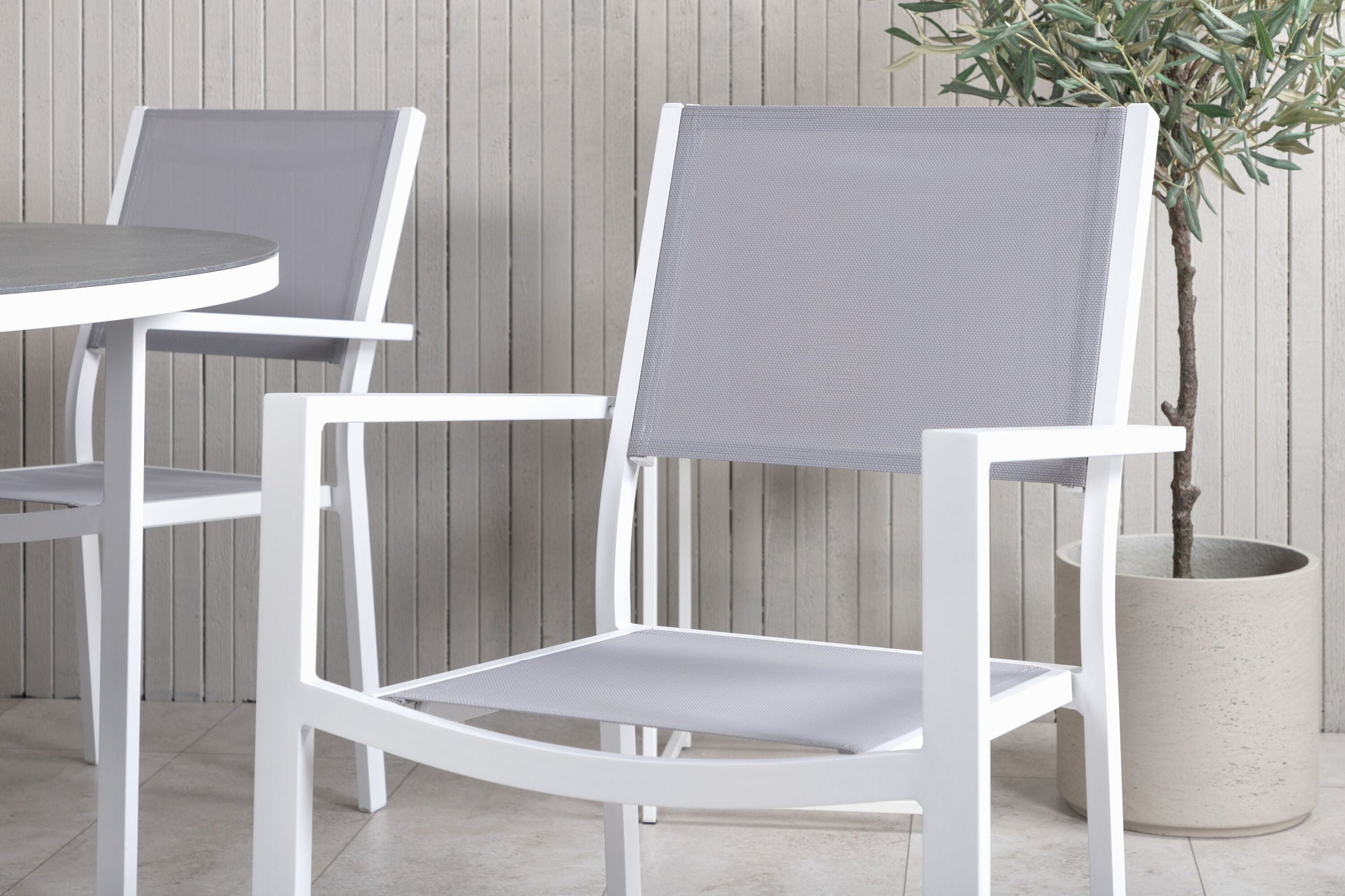 Venture Home Copacabana spisebord ø140 - White Alu / Sprayglass+Copacabana Arm stol (stackable) - White Alu / Grey Textilene_6