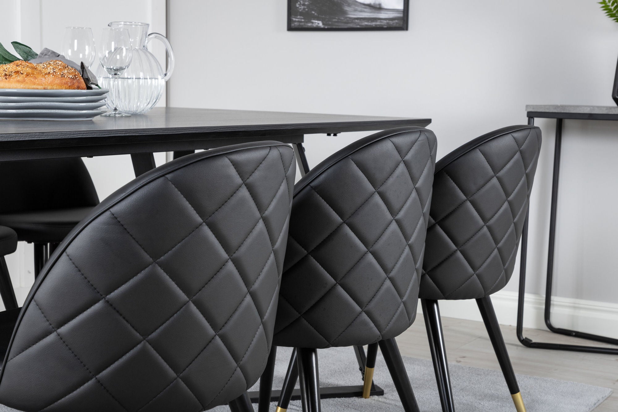 Venture Home Marina spisebord - Black top / Black Legs +Velvet Spisebordsstol w. Stiches - PU - Black / Black_6