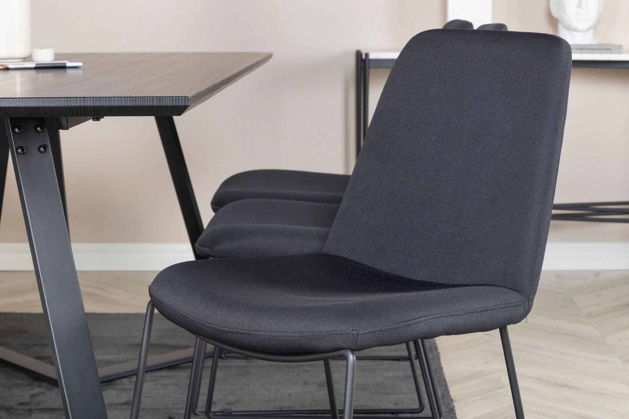 Venture Home Marina spisebord - Black top / Black Legs +Muce Spisebordsstol - Black Legs - Black Fabric_6