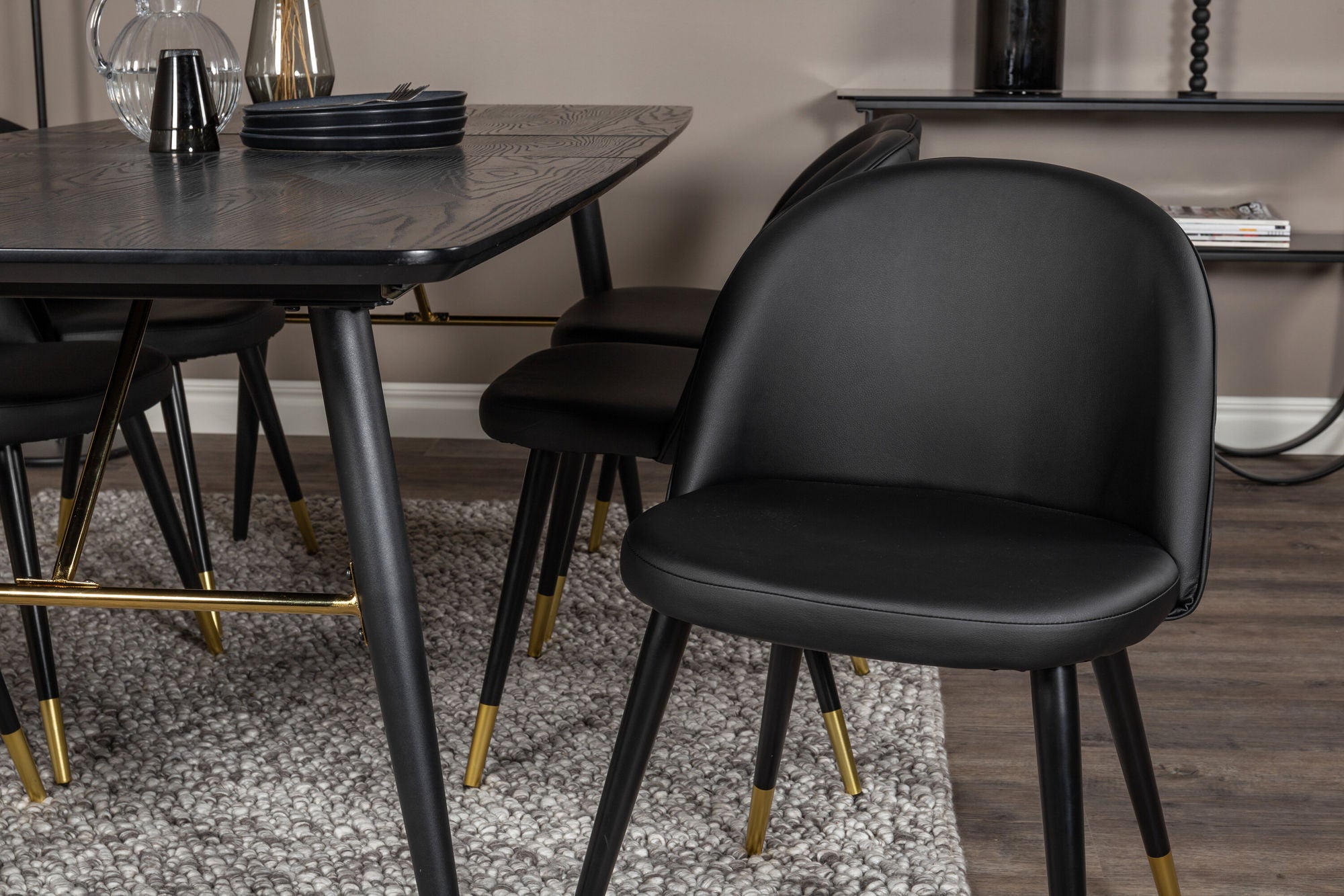 Venture Home Gold Extention bord - 180/220*85*H76 Black Veneer - Black legs - Brass details+Velvet Spisebordsstol w. Stiches - PU - Black / Black_6