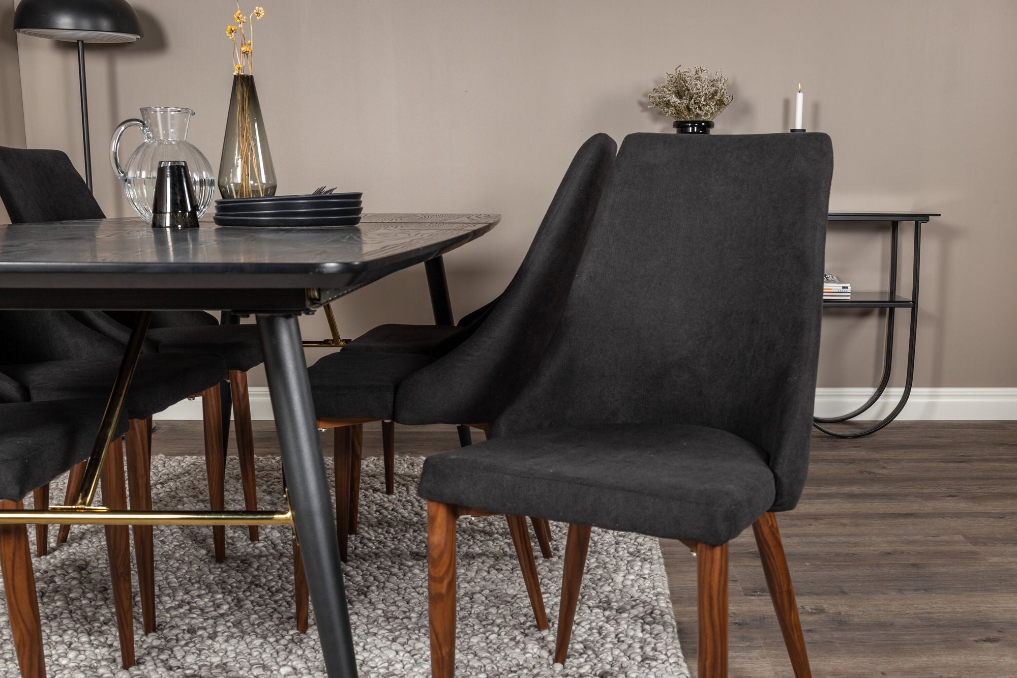 Venture Home Gold Extention bord - 180/220*85*H76 Black Veneer - Black legs - Brass details+Leone Spisebordsstol - Walnut legs - Black Fabric_6
