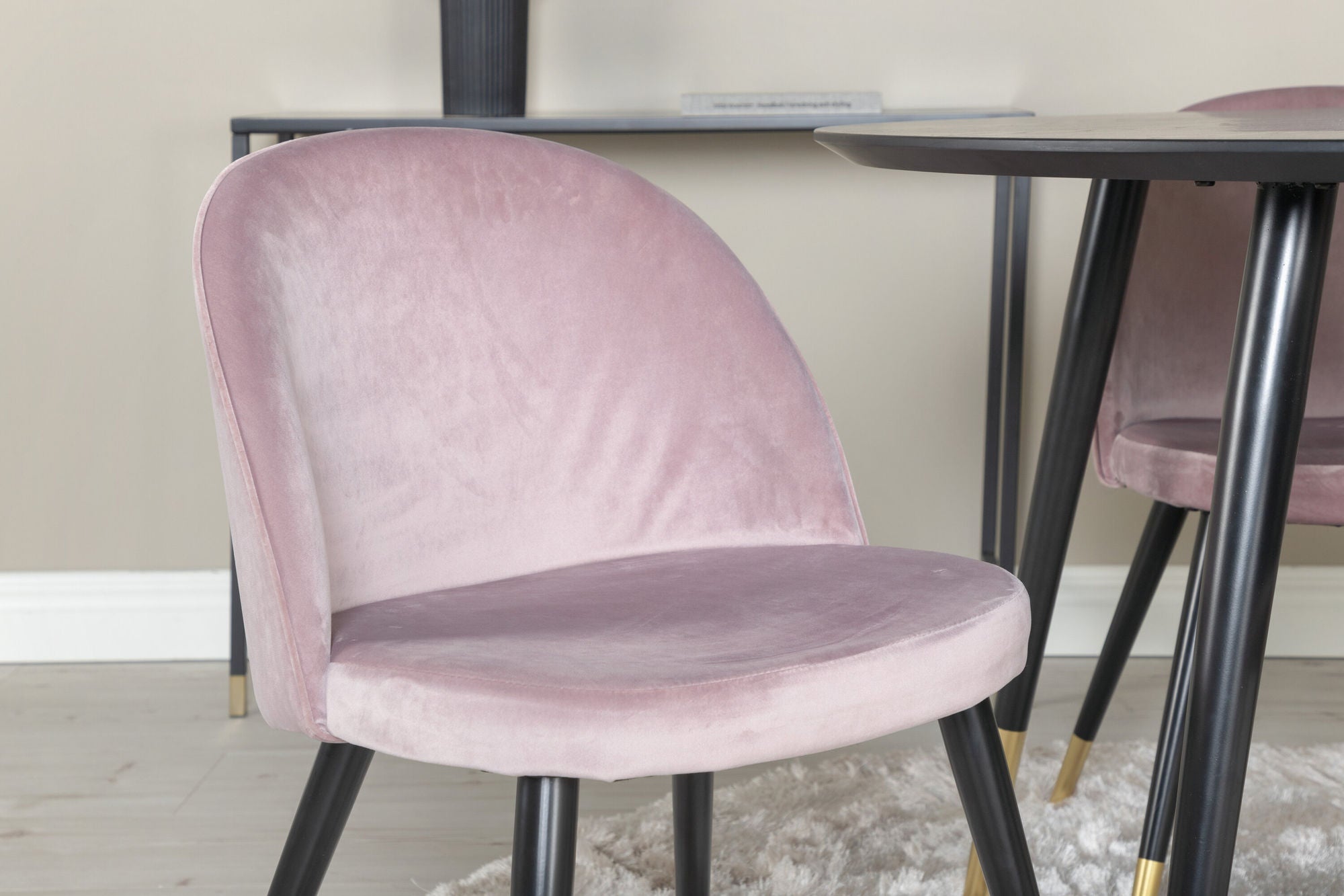 Venture Home Dipp spisebord - 115cm - Black Veneer / black legs w brass dipp - Velvet Spisebordsstol Brass - Pink / Black 4