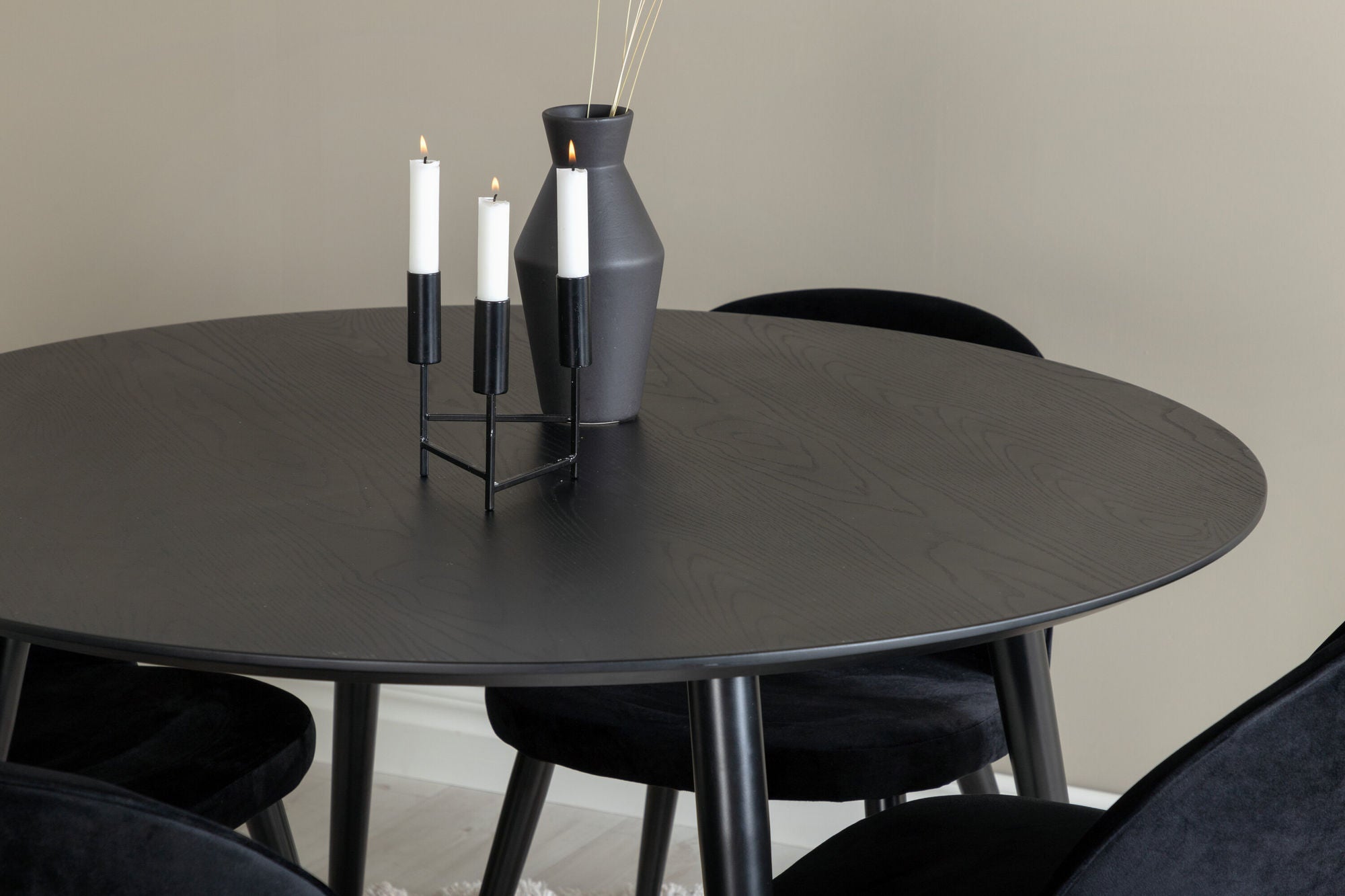 Venture Home Dipp spisebord - 115cm - Black Veneer / black legs w brass dipp - Velvet Spisebordsstol Brass - Black / Black 4