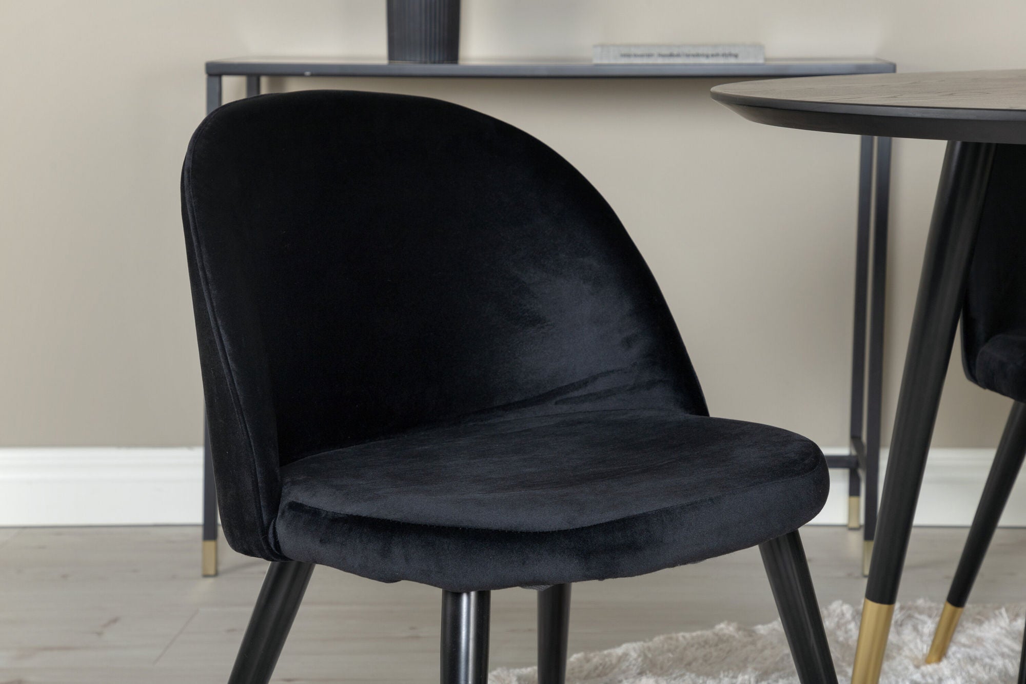 Venture Home Dipp spisebord - 115cm - Black Veneer / black legs w brass dipp - Velvet Spisebordsstol Brass - Black / Black 4