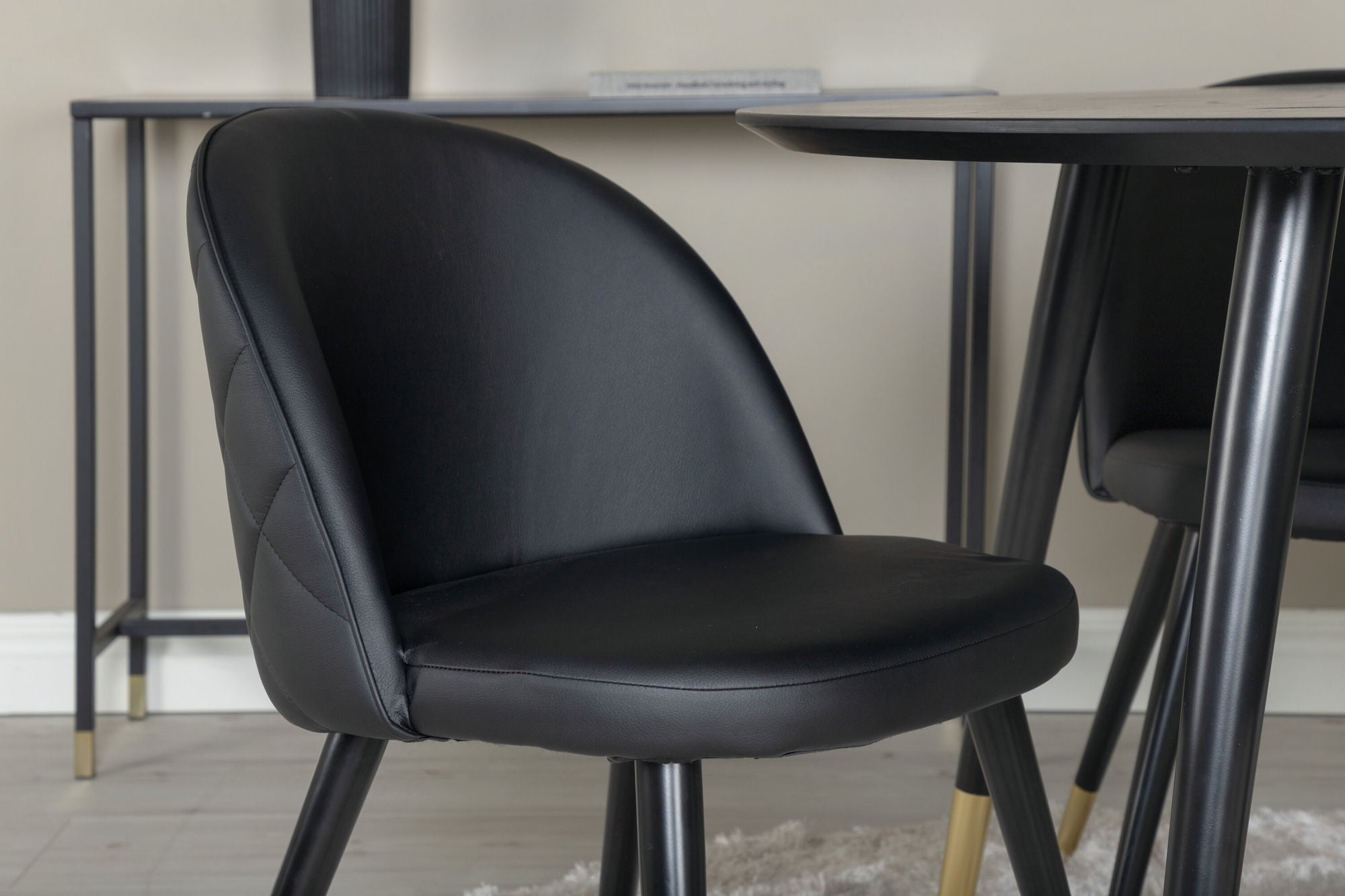 Venture Home Dipp spisebord - 115cm - Black Veneer / black legs w brass dipp Velvet dining