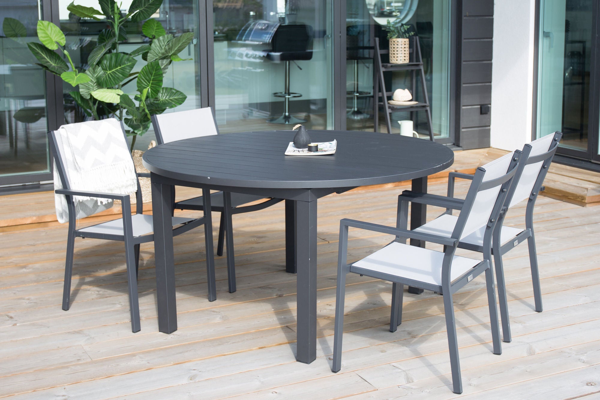 Venture Home Marbella matbord φ140*74 - Svart+Copacabana Karmstol ( stapelbar) Svart alu / gr