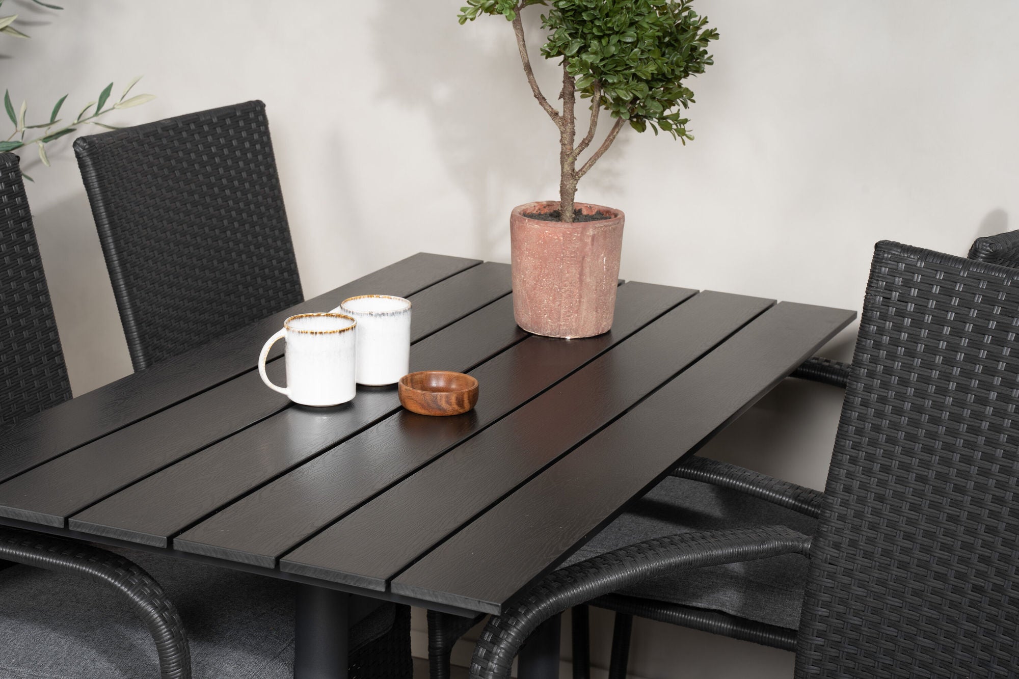 Venture Home Denver Café bord 120*70 - Black Alu / Black Aintwood+Anna Arm stol (stackable)