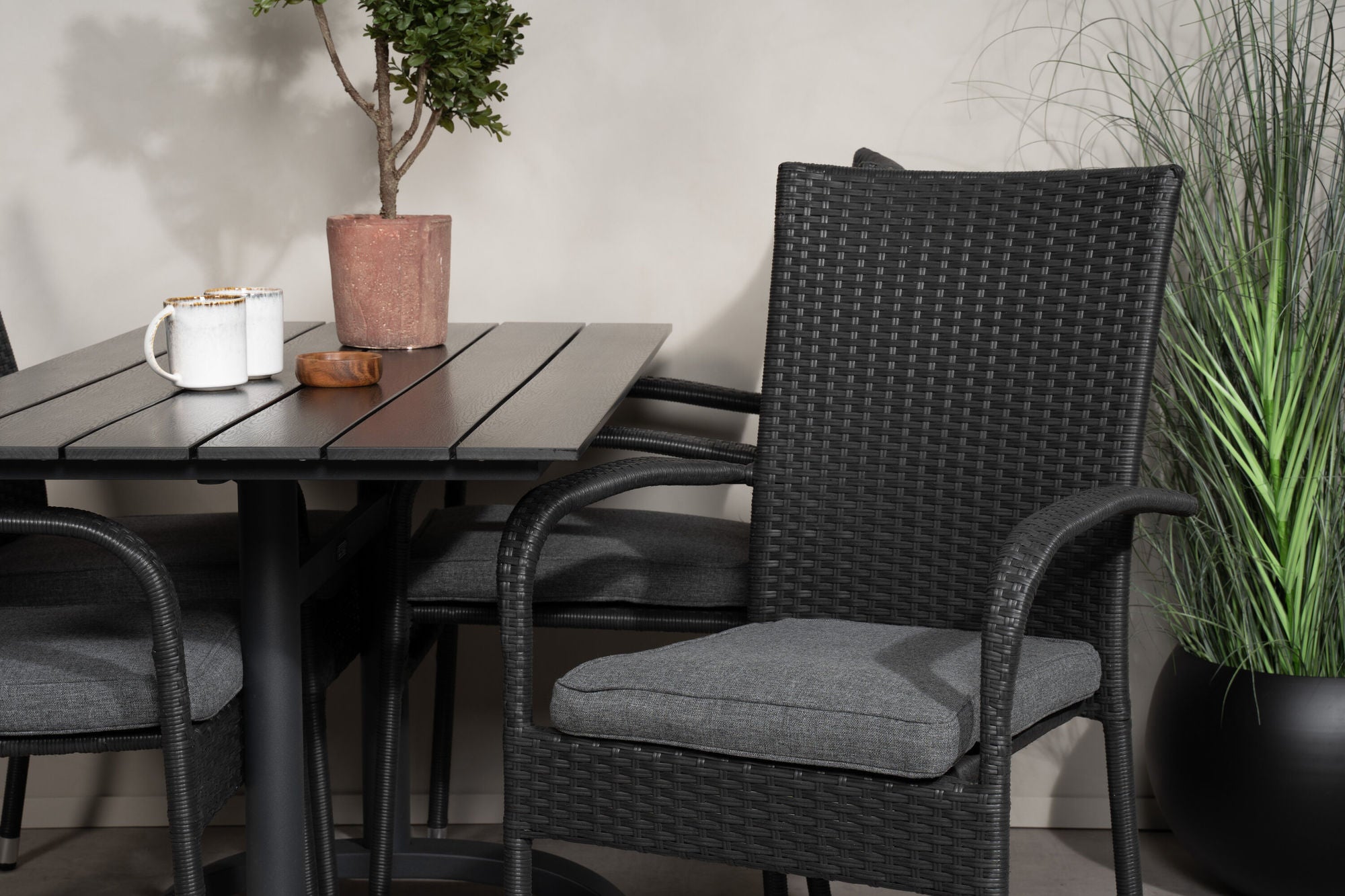 Venture Home Denver Café bord 120*70 - Black Alu / Black Aintwood+Anna Arm stol (stackable)