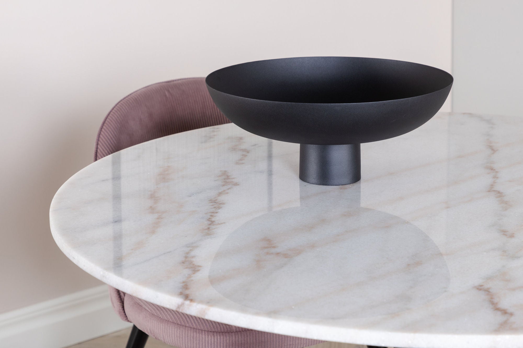 Venture Home Estelle runt Matbord - Svart / Vit marmor - ø106*H75+Velvet matstol - Manchester