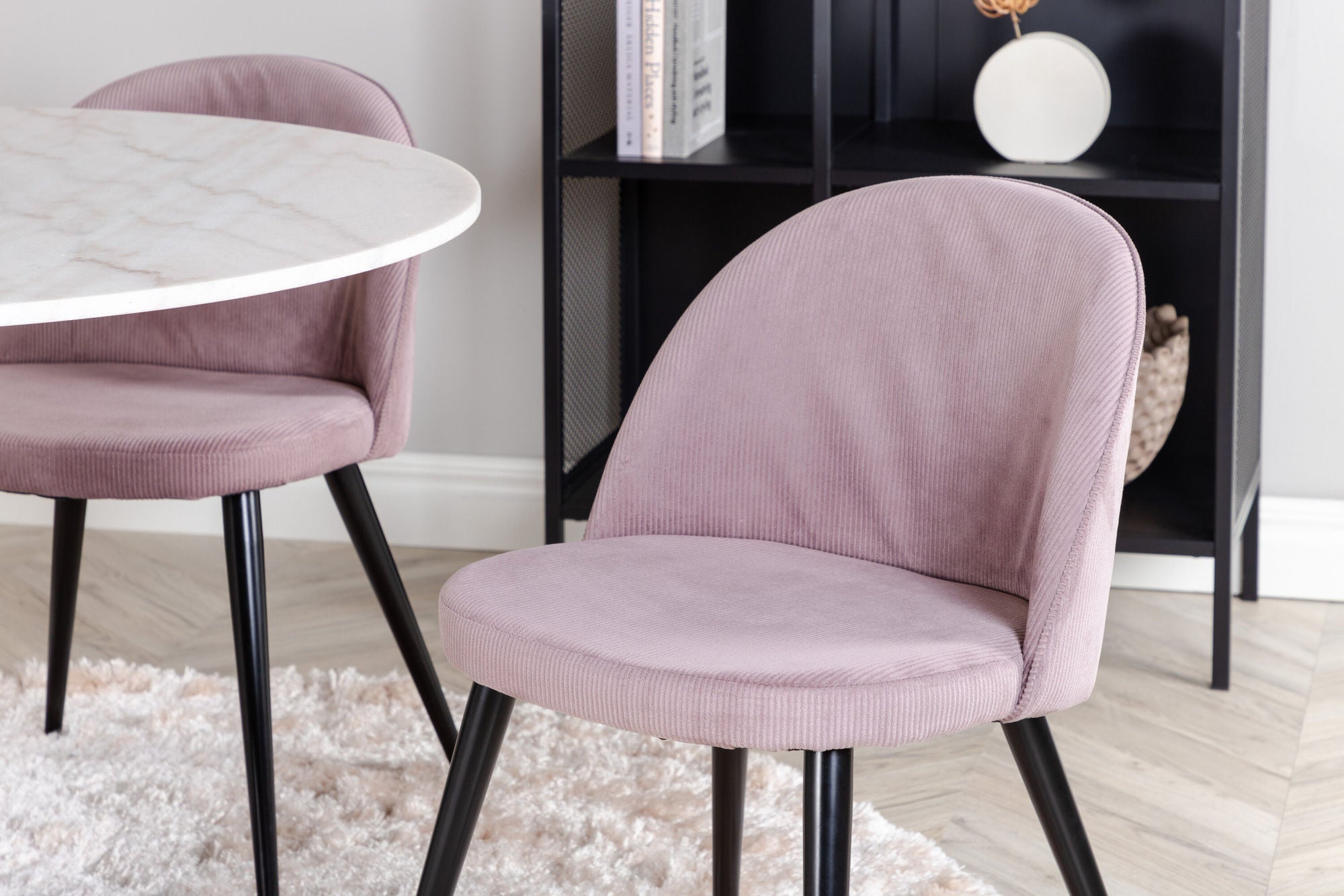 Venture Home Estelle runt Matbord - Svart / Vit marmor - ø106*H75+Velvet matstol - Manchester