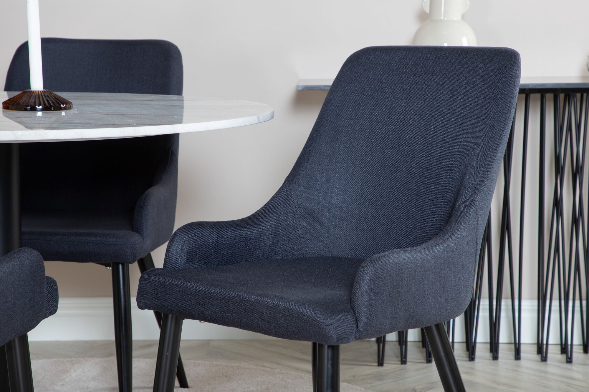 Venture Home Estelle spisebord round 106cm White marble / Black Legs - Plaza Spisebordsstol - Black Legs - Black Fabric 4