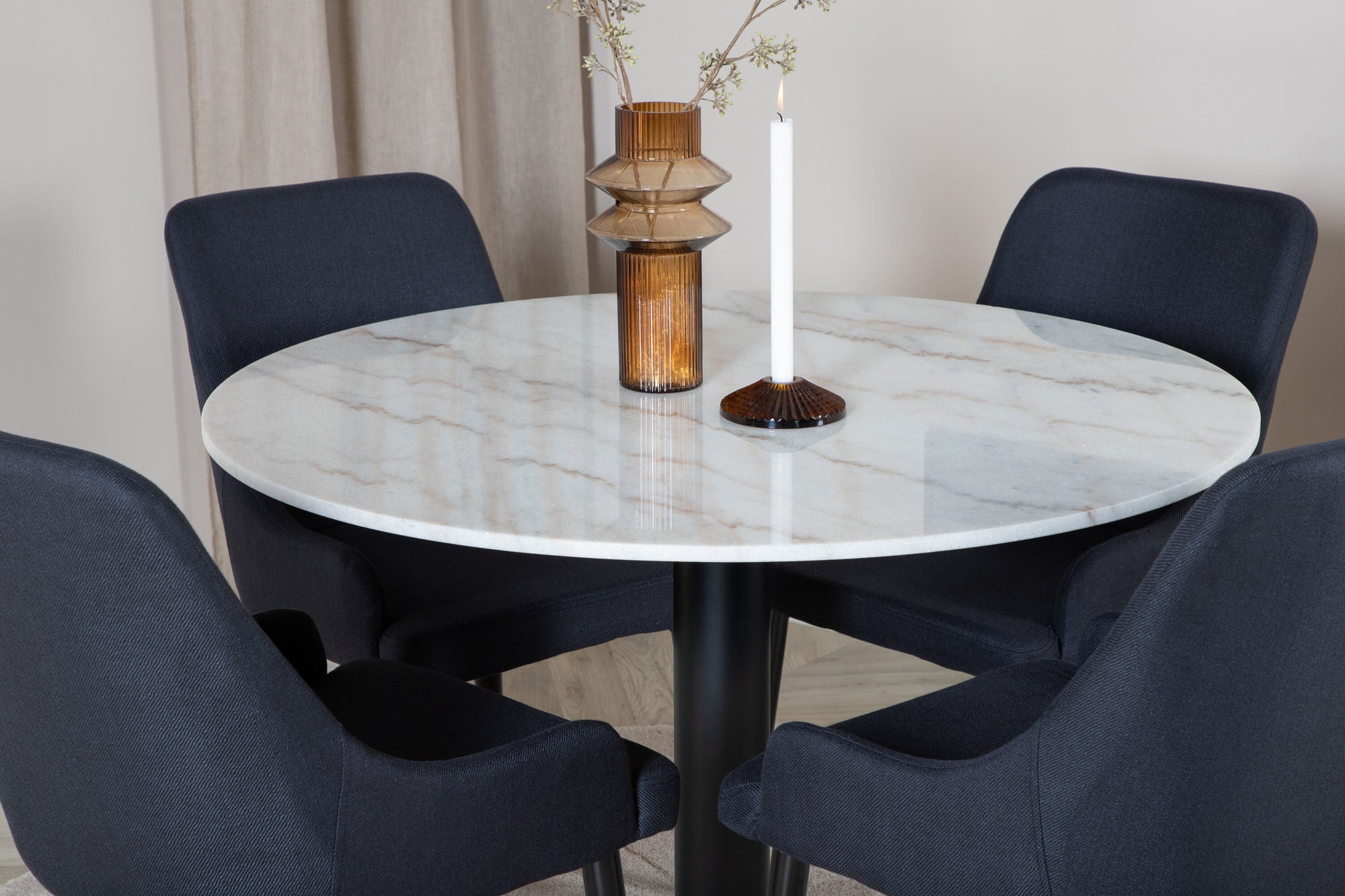 Venture Home Estelle spisebord round 106cm White marble / Black Legs - Plaza Spisebordsstol - Black Legs - Black Fabric 4
