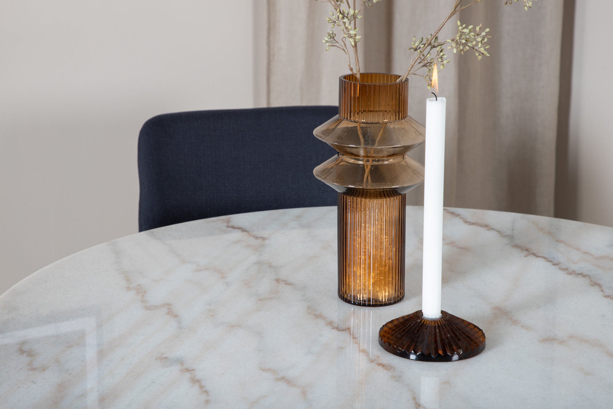 Venture Home Estelle spisebord round 106cm White marble / Black Legs - Plaza Spisebordsstol - Black Legs - Black Fabric 4