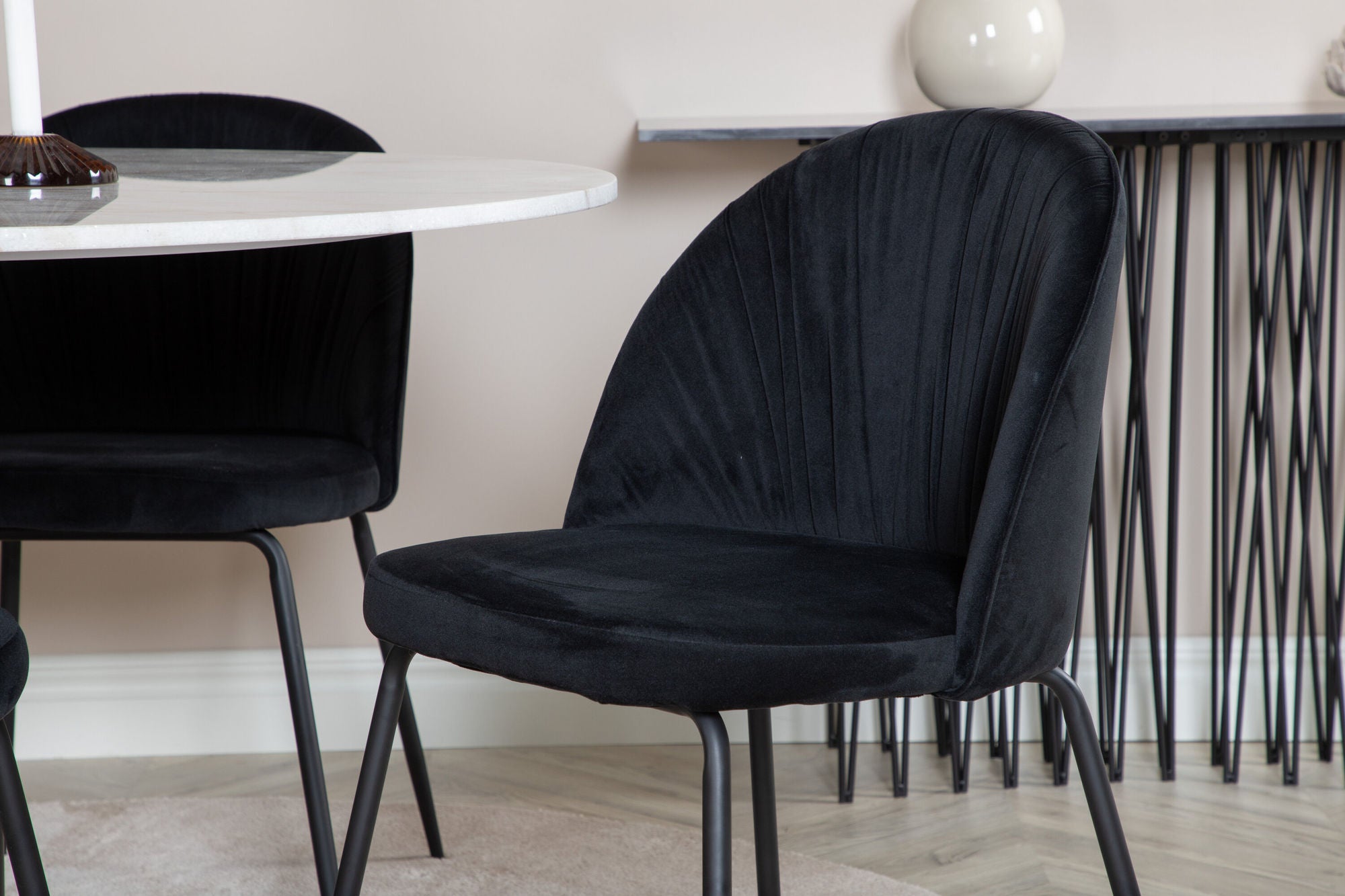 Venture Home Estelle rund spisebord ø106 H75 - White / Black+Wrinkles Spisebordsstol - Bla